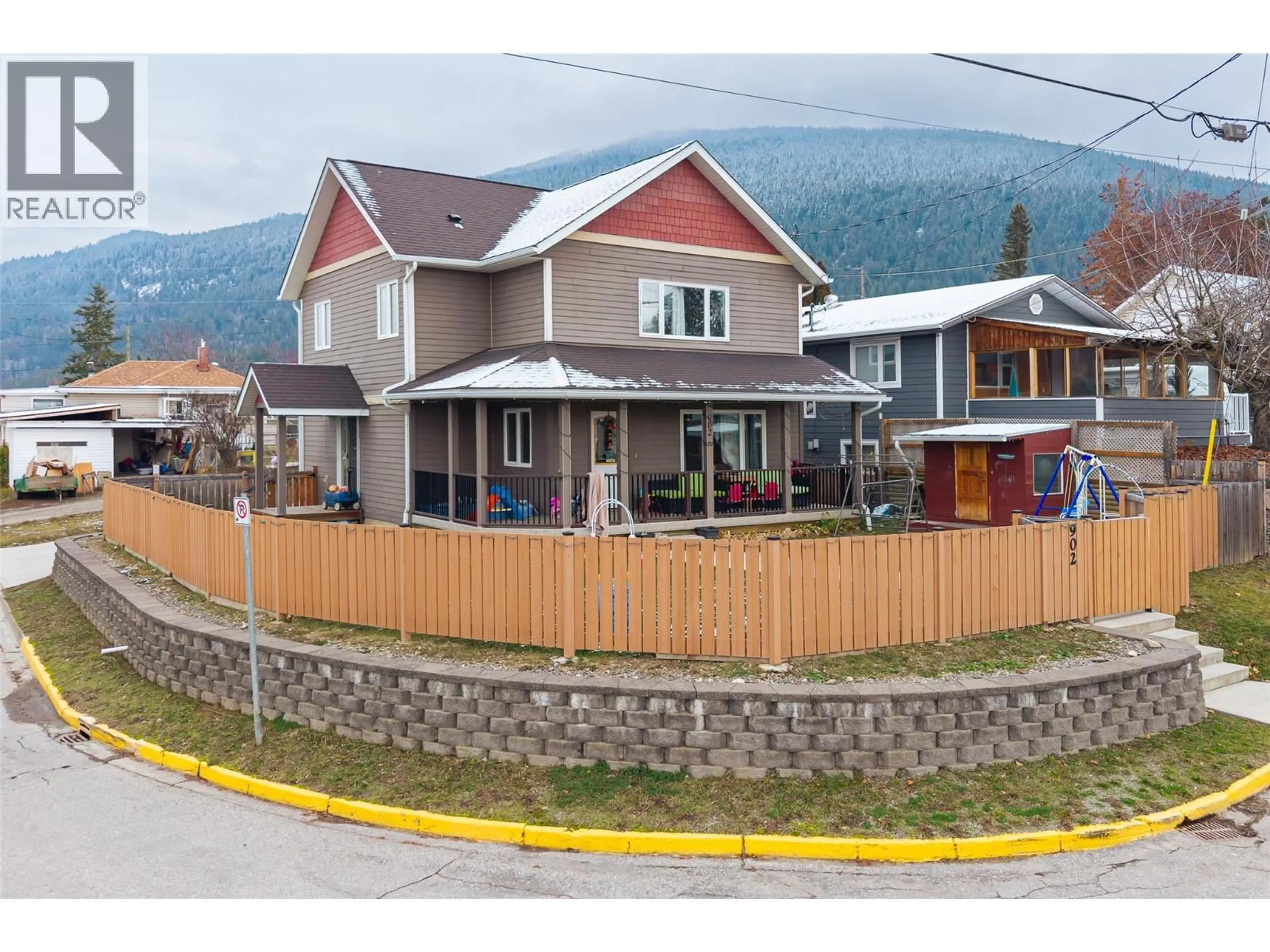 A pic from outside/outdoor area/front of a property/back of a property/a pic from drone, mountain view for 902 MURDOCH STREET, Creston British Columbia V0B1G4