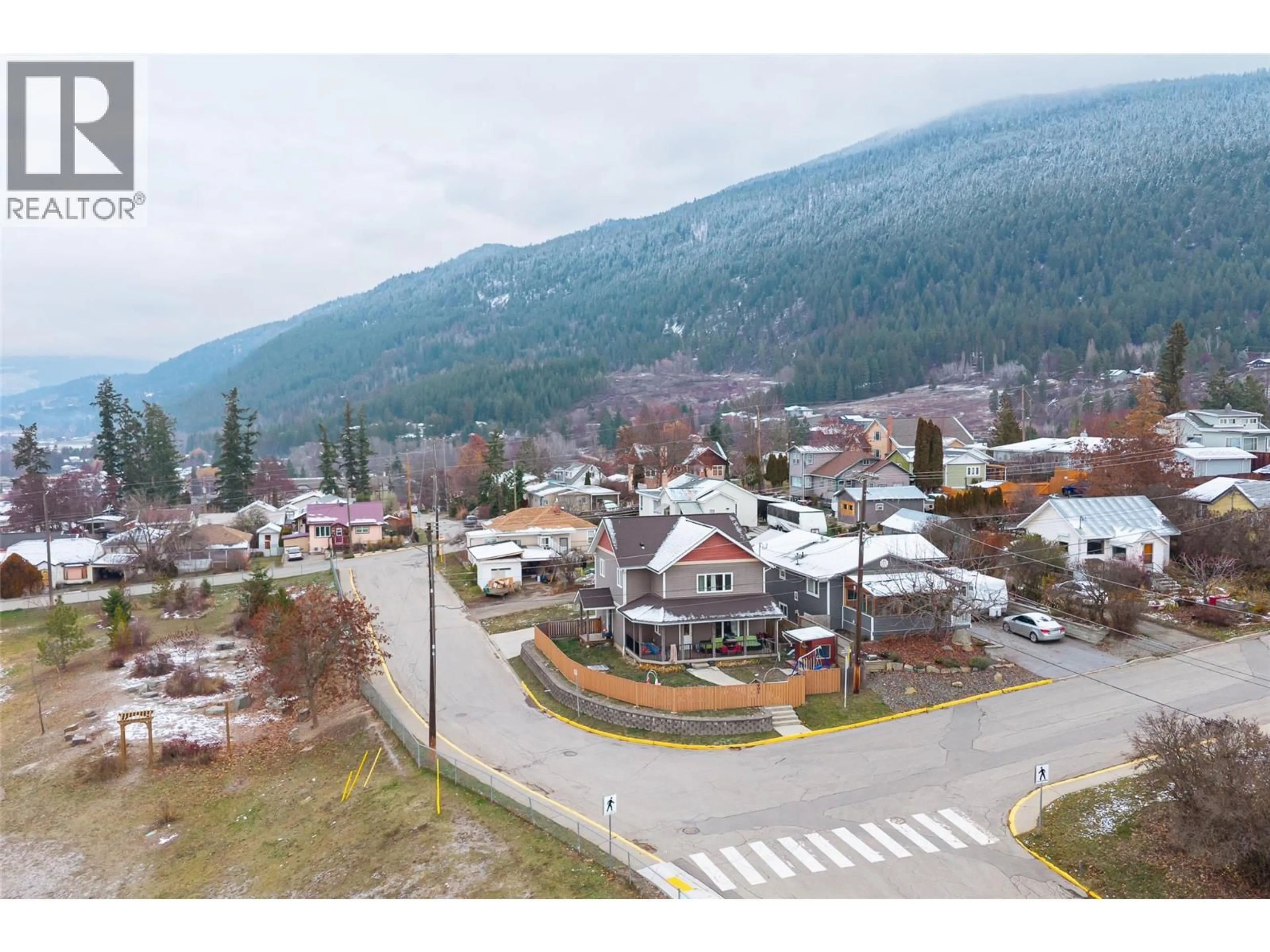 A pic from outside/outdoor area/front of a property/back of a property/a pic from drone, mountain view for 902 MURDOCH STREET, Creston British Columbia V0B1G4