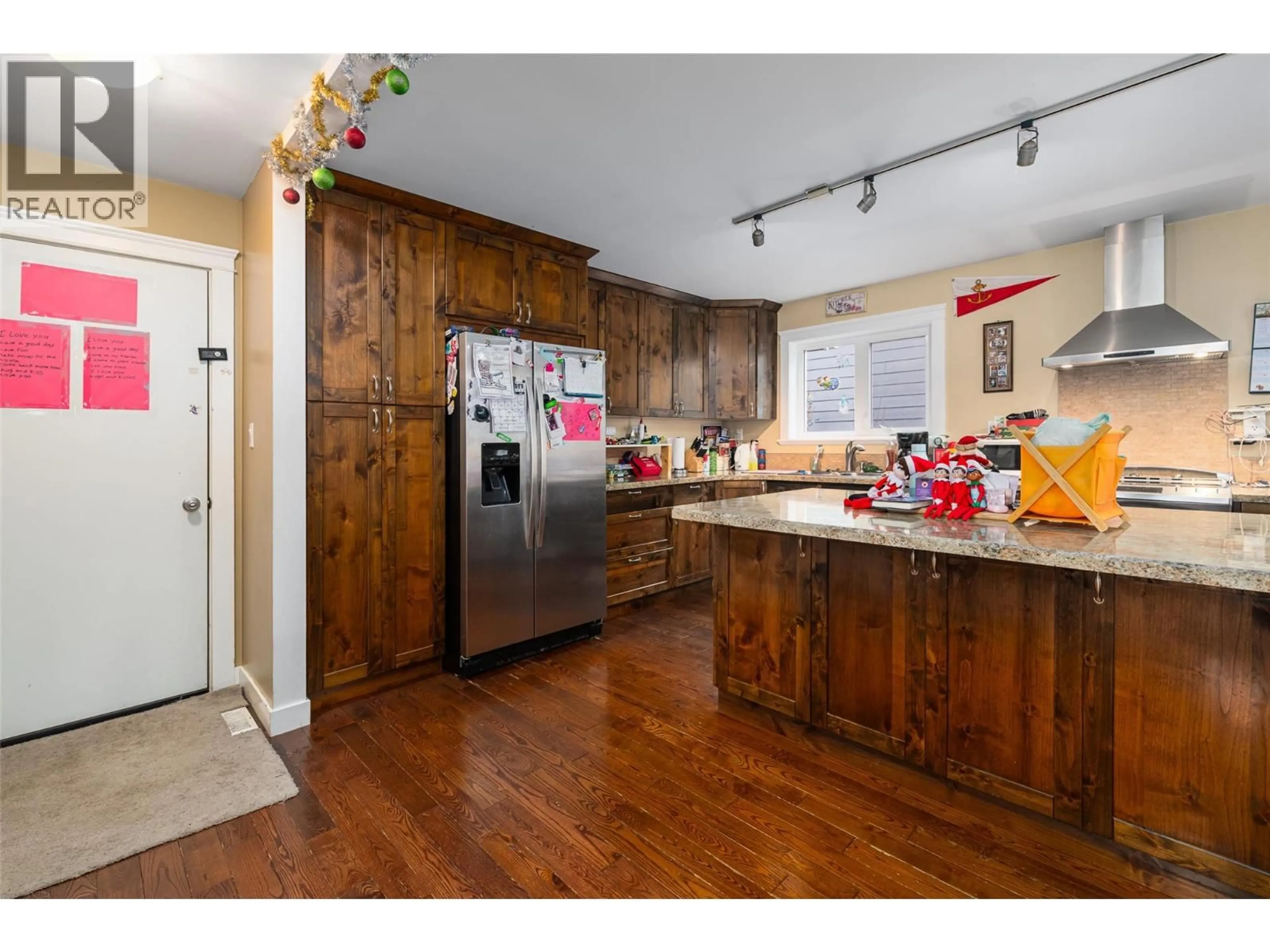 Open concept kitchen, wood/laminate floor for 902 MURDOCH STREET, Creston British Columbia V0B1G4