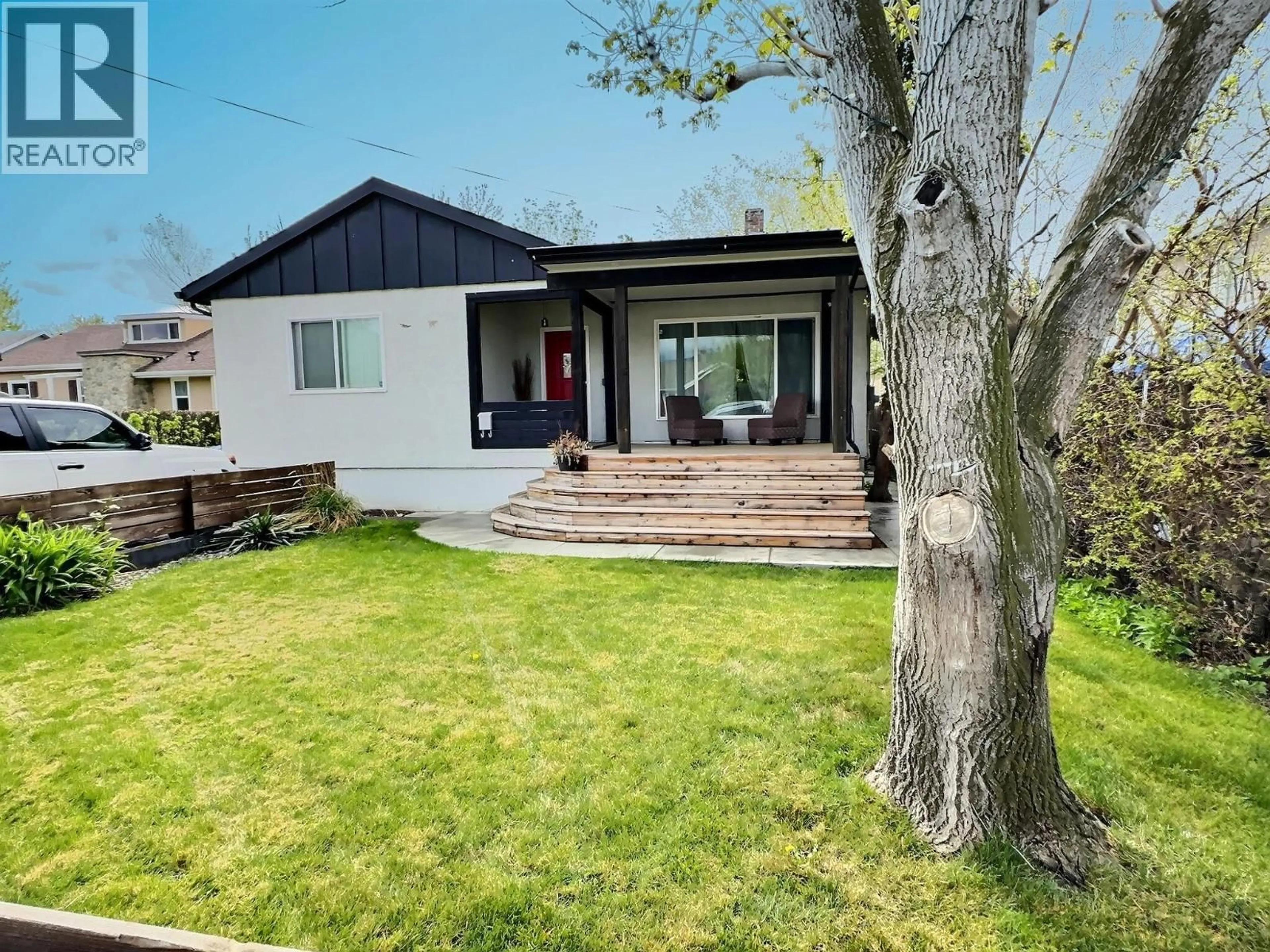 A pic from outside/outdoor area/front of a property/back of a property/a pic from drone, street for 327 ROYAL AVENUE, Kamloops British Columbia V2B3P6