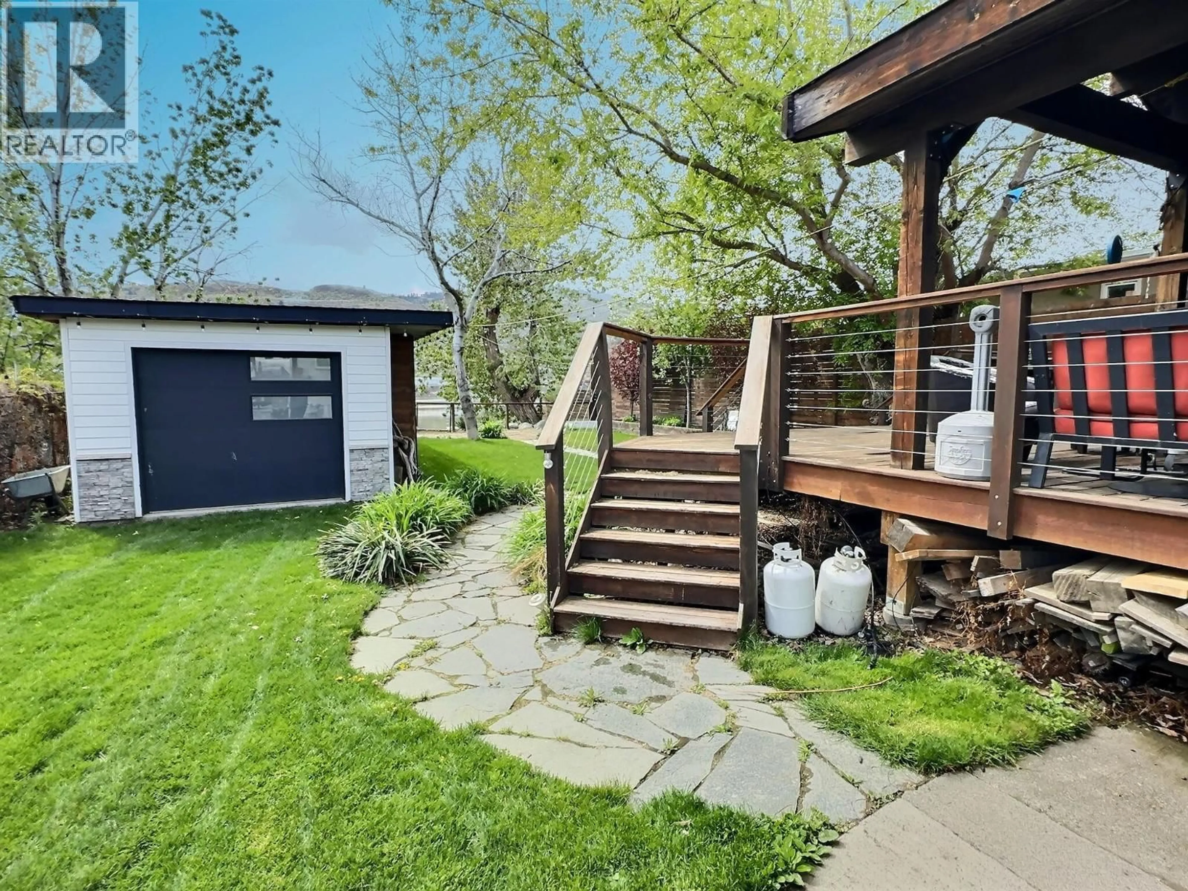 Patio, street for 327 ROYAL AVENUE, Kamloops British Columbia V2B3P6