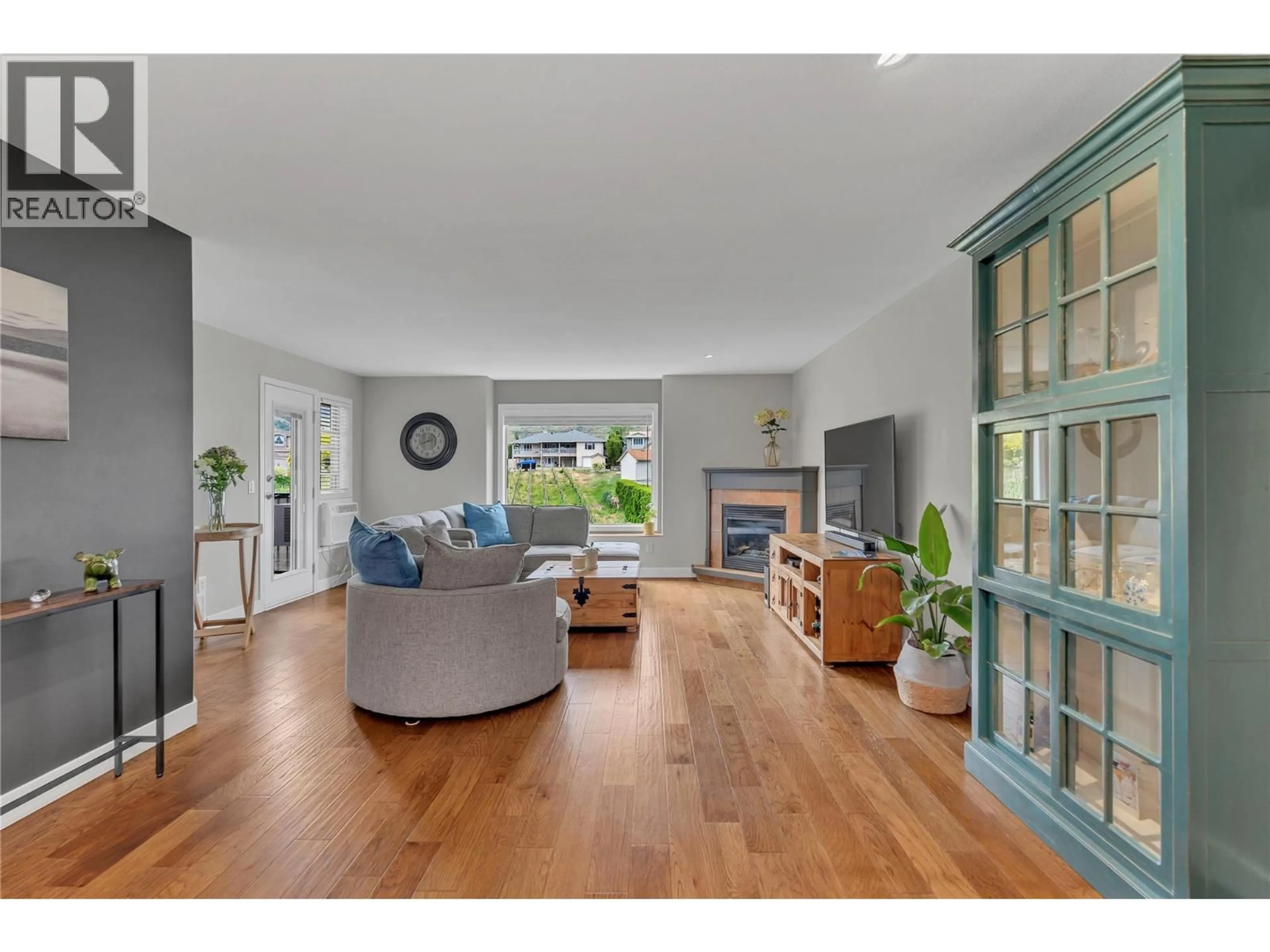 Living room with furniture, wood/laminate floor for 309 - 9307 62 AVENUE, Osoyoos British Columbia V0H1V4