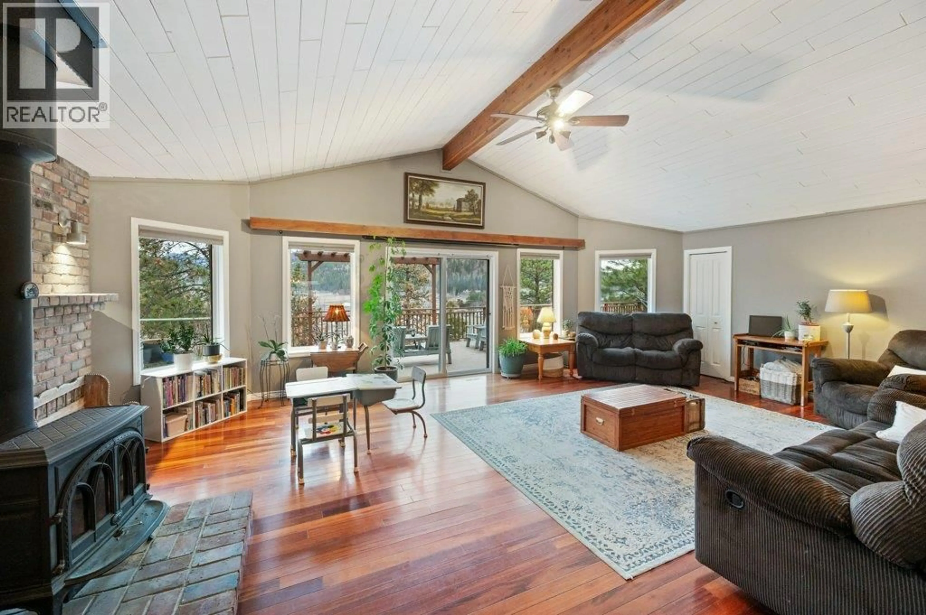 Living room with furniture, wood/laminate floor for 459 JOHNSON CRESCENT, Oliver British Columbia V0H1T5