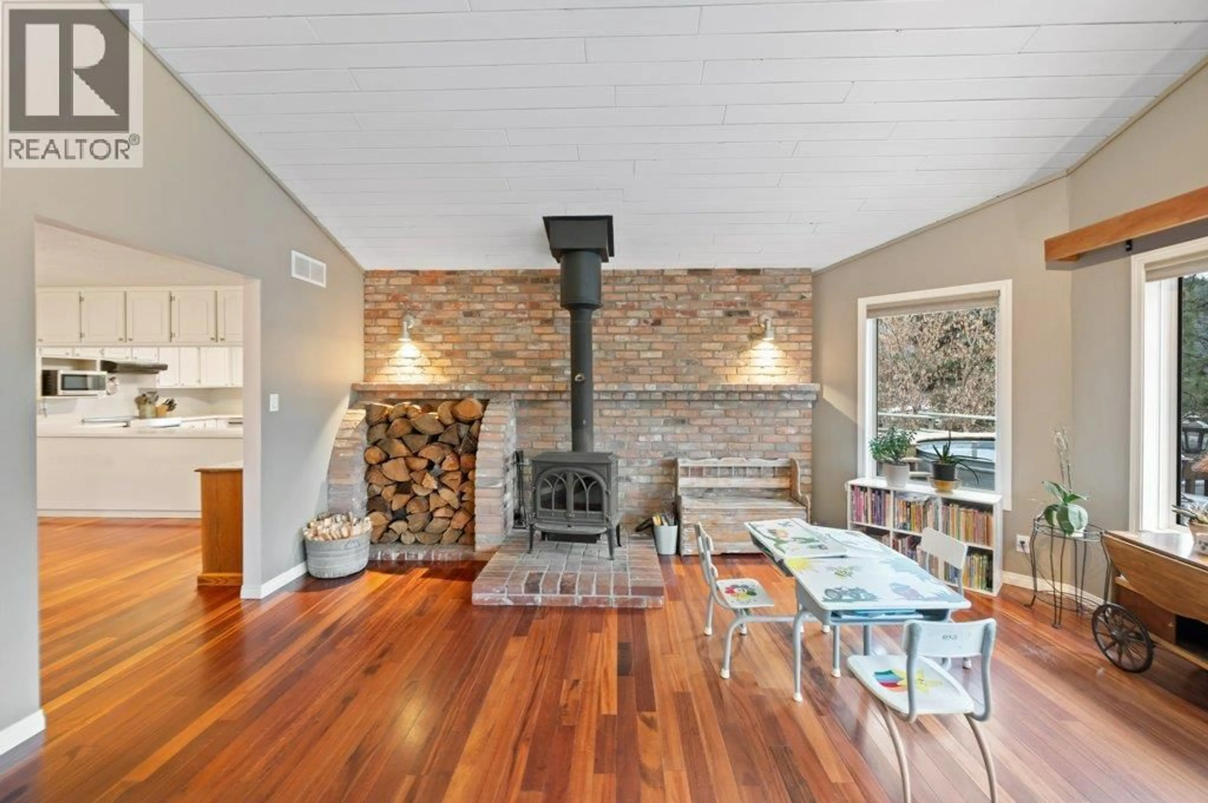 Living room with furniture, unknown for 459 JOHNSON CRESCENT, Oliver British Columbia V0H1T5