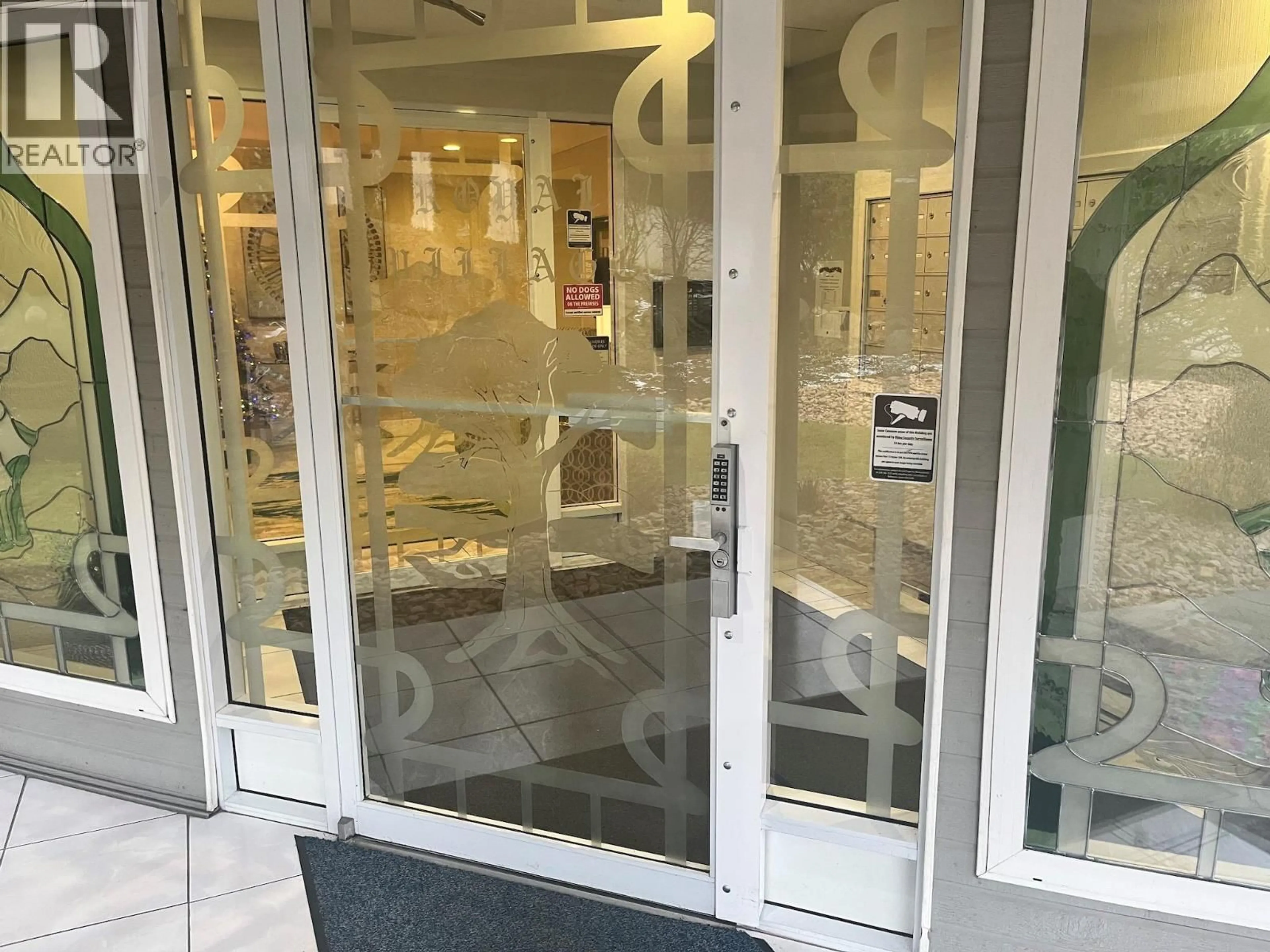 Indoor foyer for 401 - 3221 CENTENNIAL DRIVE, Vernon British Columbia V1T2T8