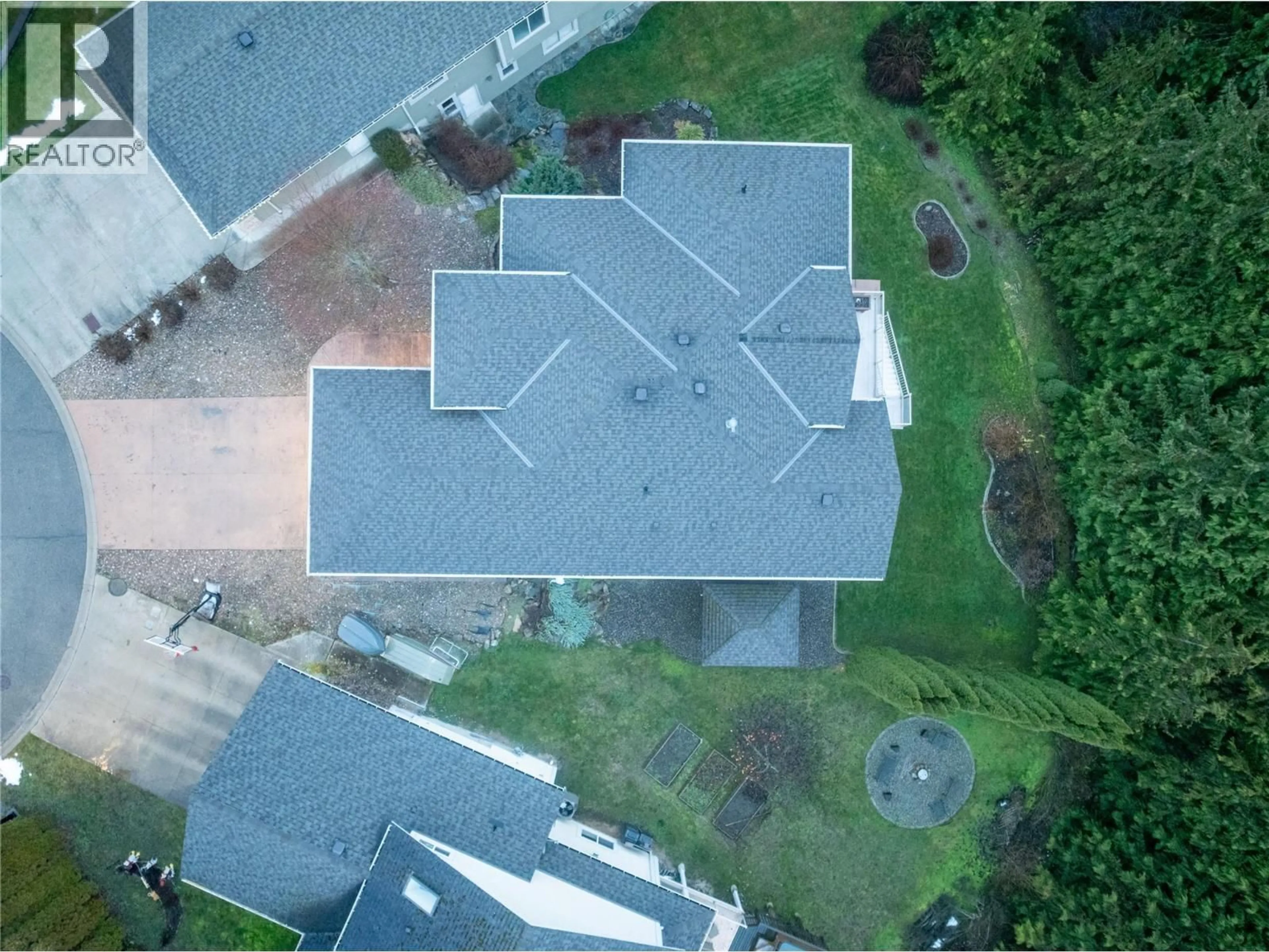 A pic from outside/outdoor area/front of a property/back of a property/a pic from drone, street for 2470 24 AVENUE NORTHEAST, Salmon Arm British Columbia V1E3Y4