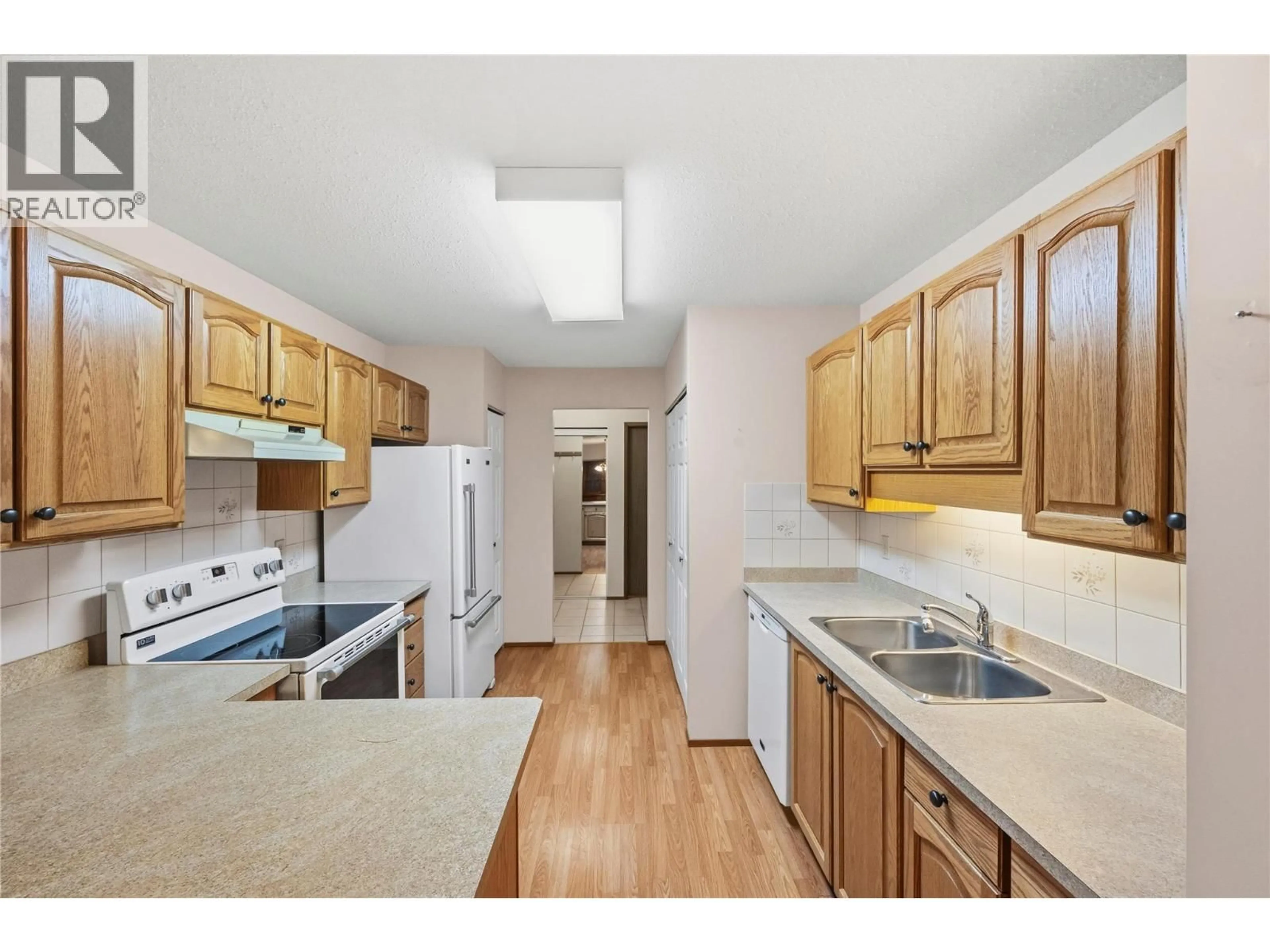 Standard kitchen, unknown for 102 - 262 KINNEY AVENUE, Penticton British Columbia V2A3N9