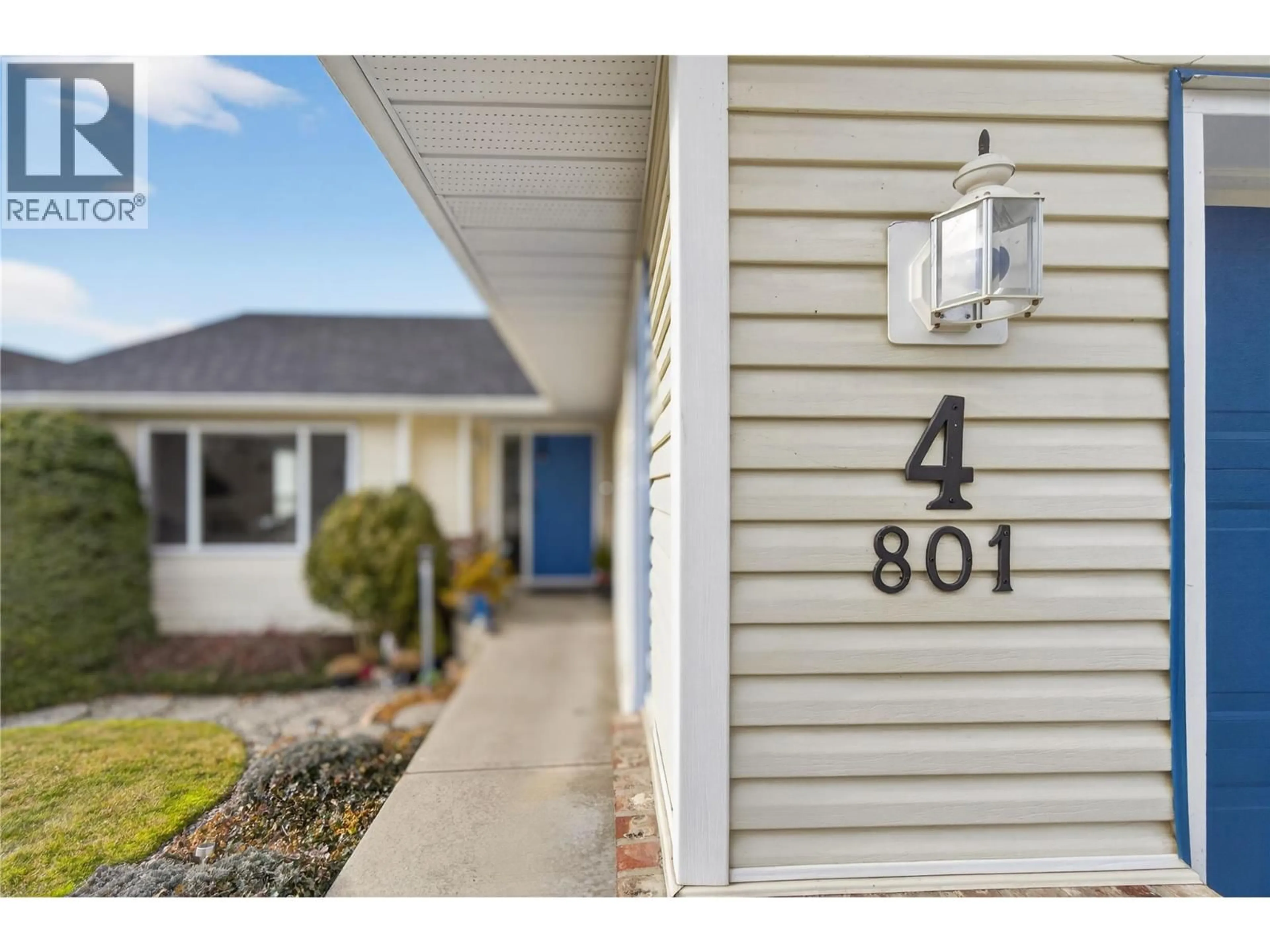 Home with vinyl exterior material, street for 4 - 801 20TH STREET NORTHEAST, Salmon Arm British Columbia V1E2R7