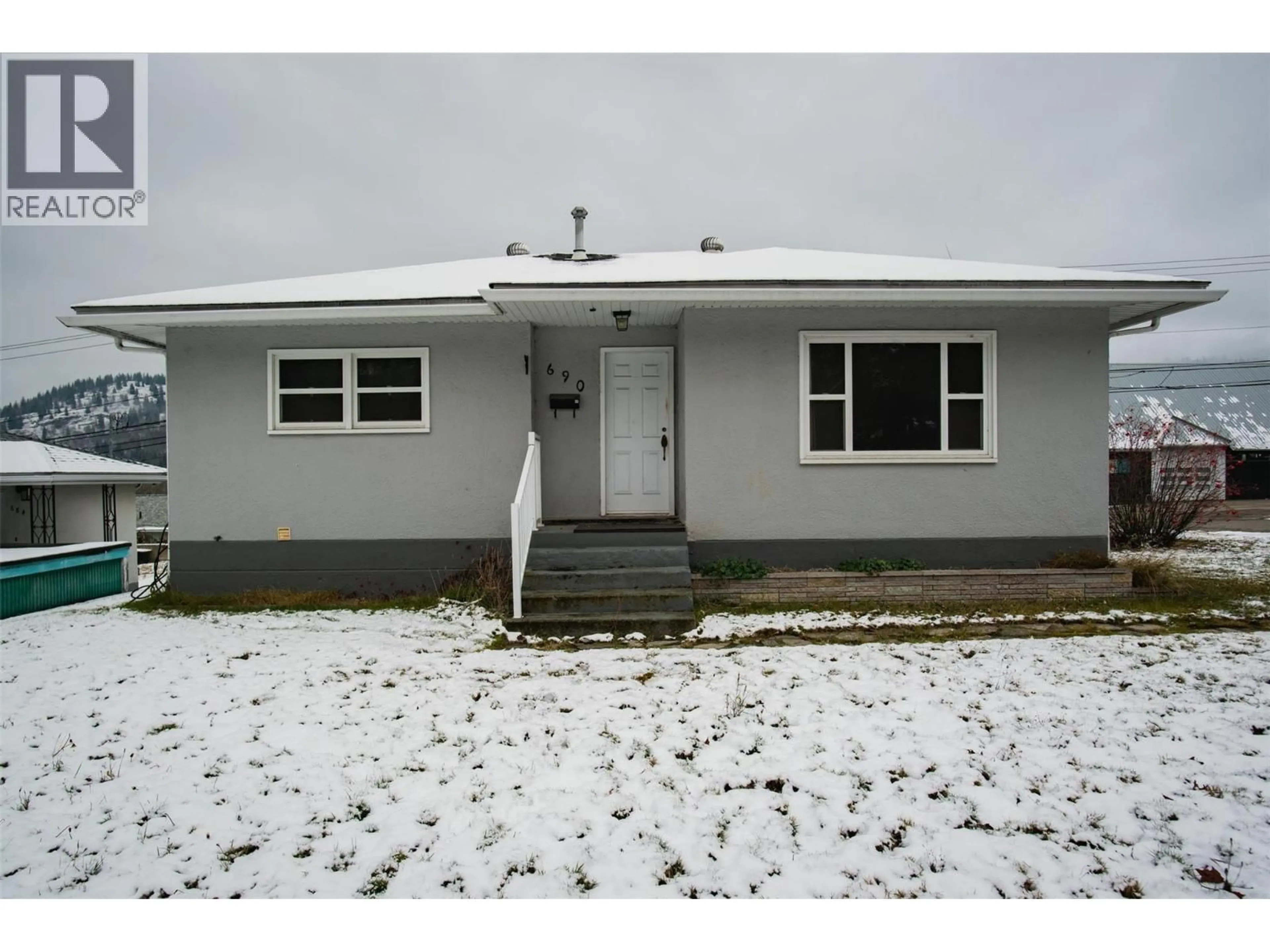 Home with vinyl exterior material, building for 690 SCHOFIELD HIGHWAY, Warfield British Columbia V1R2G8