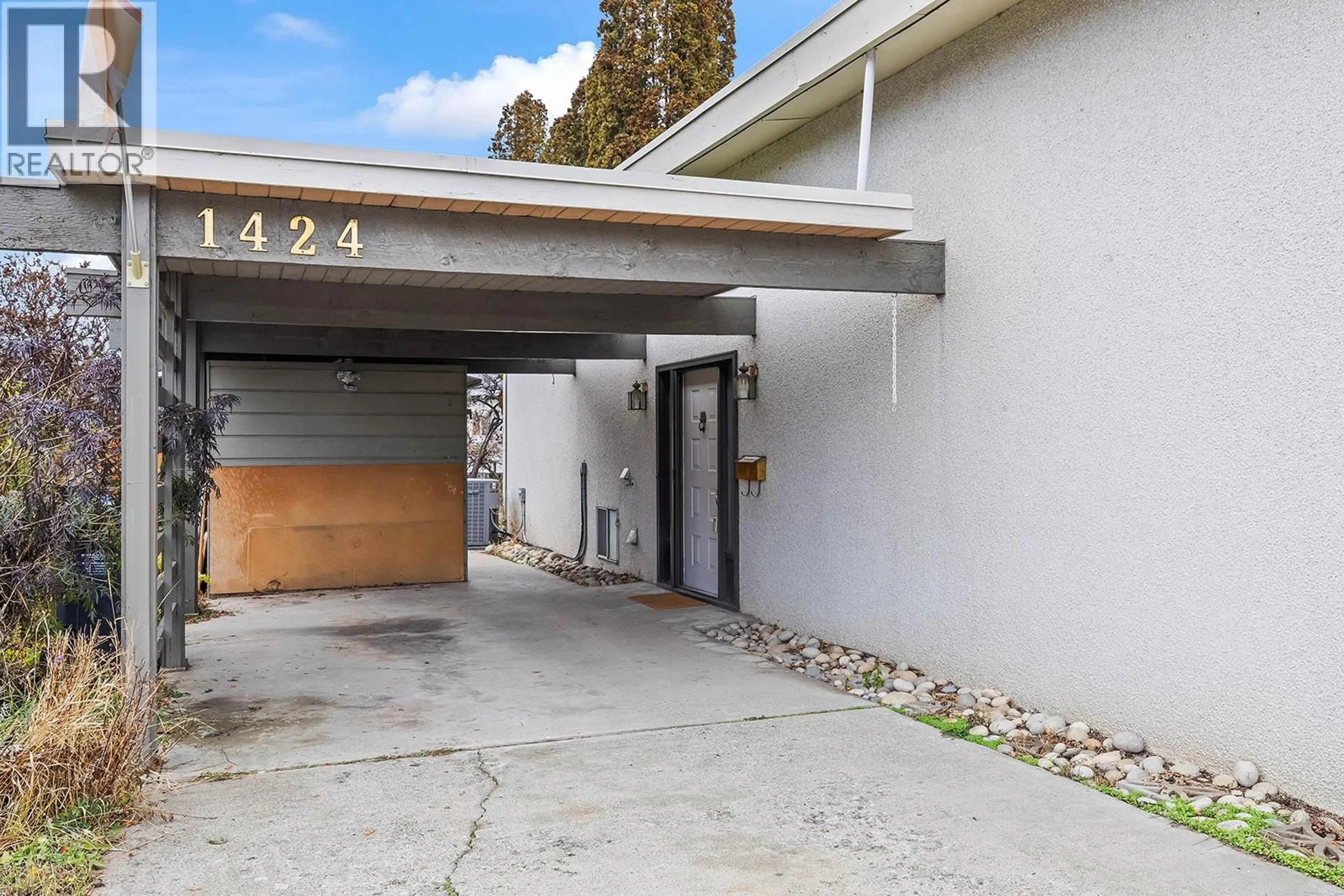 Indoor garage for 1424 LOMBARDY SQUARE, Kelowna British Columbia V1Y3S7
