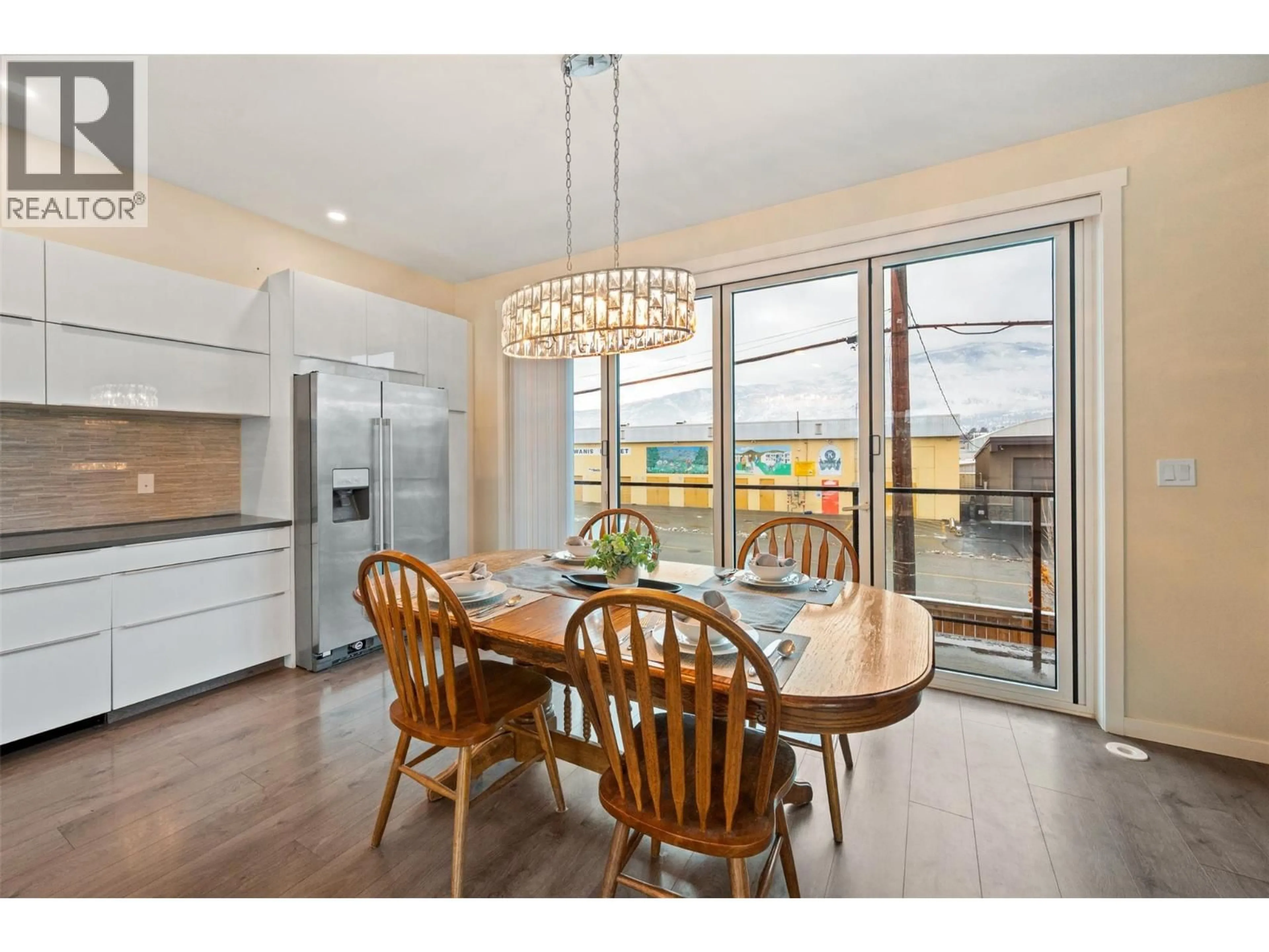 Open concept kitchen, wood/laminate floor for 5 - 5995 OLIVER LANDING CRESCENT, Oliver British Columbia V0H1T9