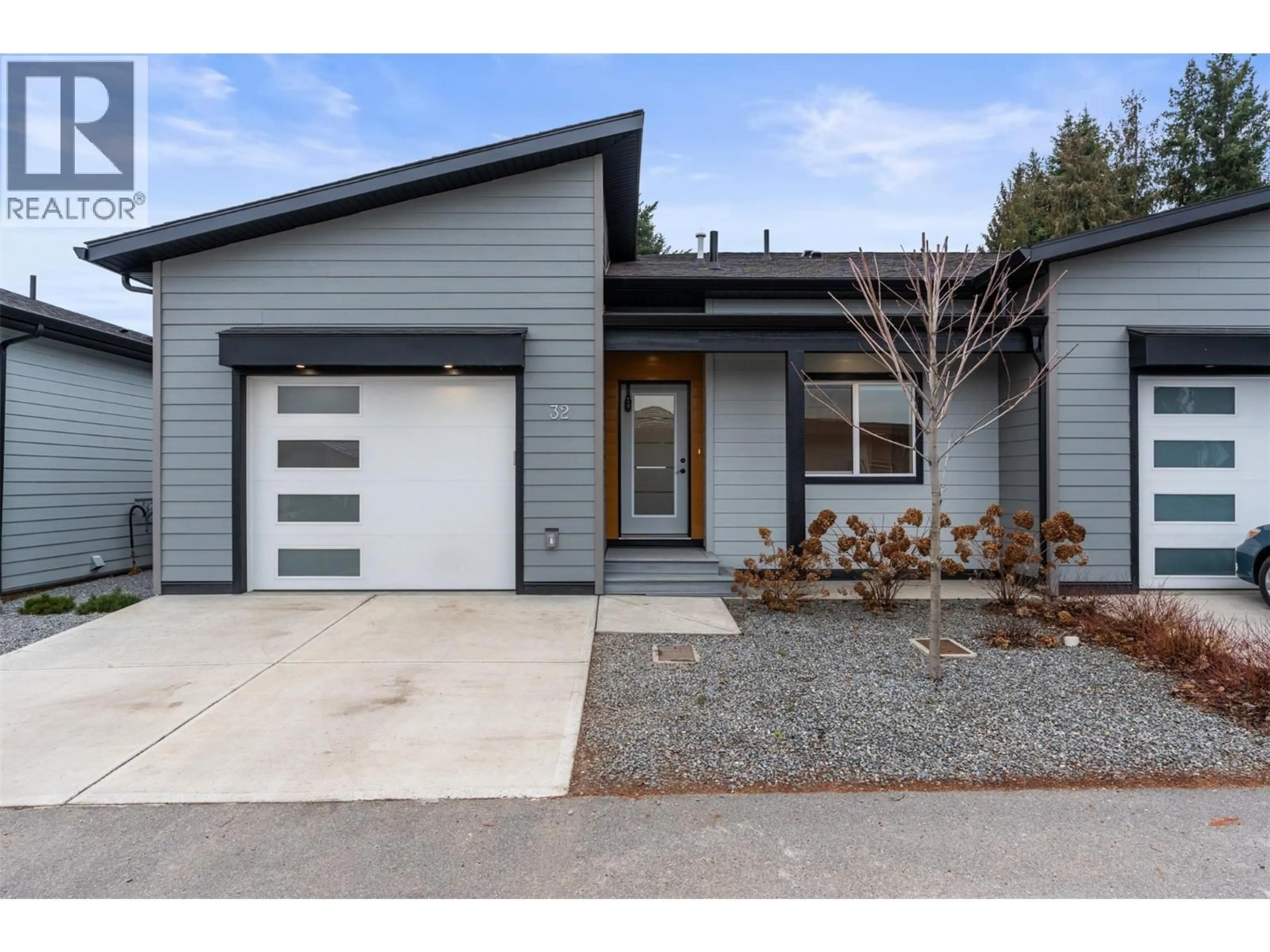Home with vinyl exterior material, street for 32 - 2810 15 AVENUE NORTHEAST, Salmon Arm British Columbia V1E0G2