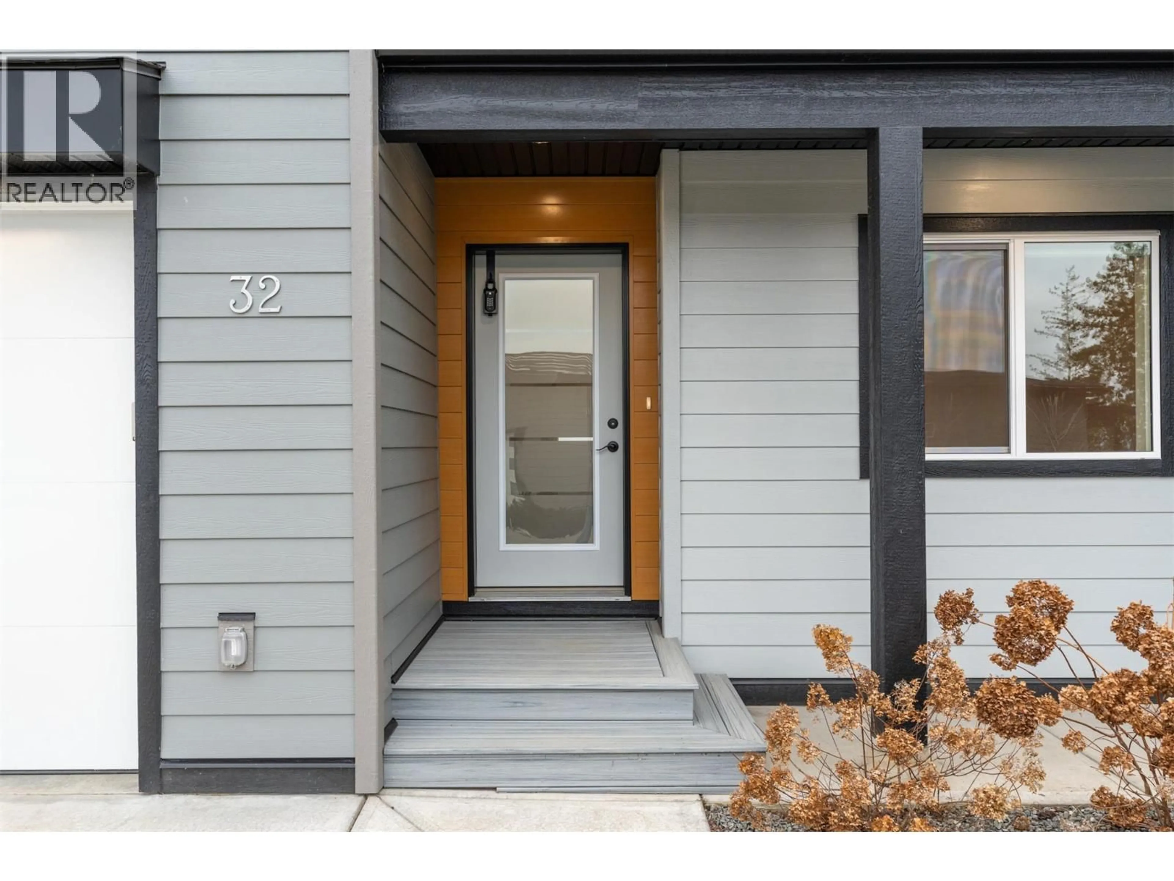 Indoor entryway for 32 - 2810 15 AVENUE NORTHEAST, Salmon Arm British Columbia V1E0G2