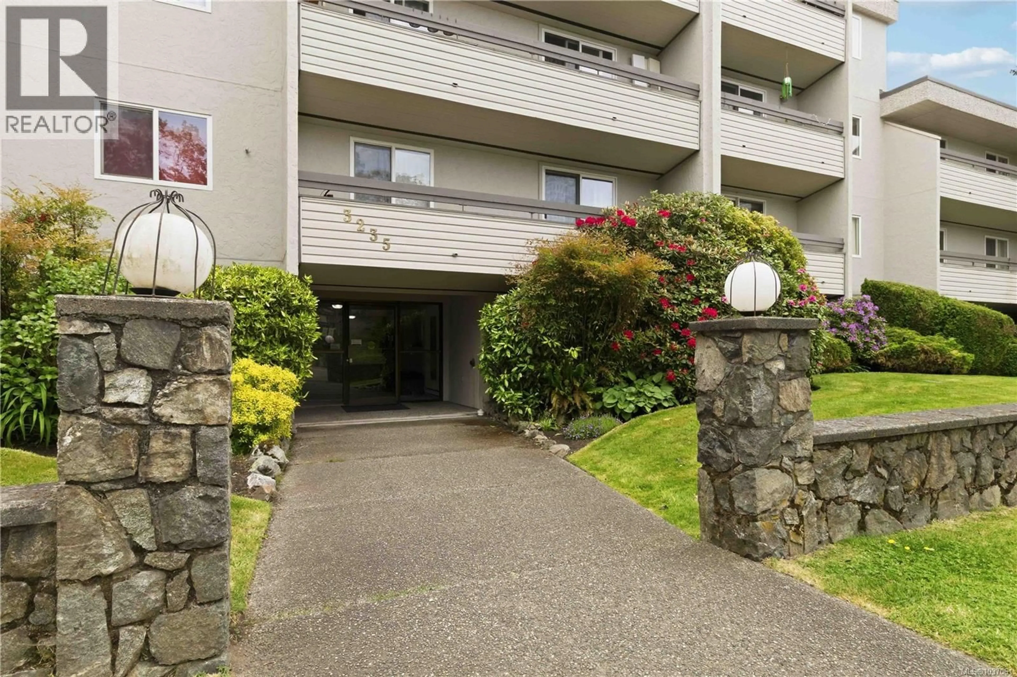Indoor foyer for 314 - 3235 QUADRA STREET, Saanich British Columbia V8X1G4