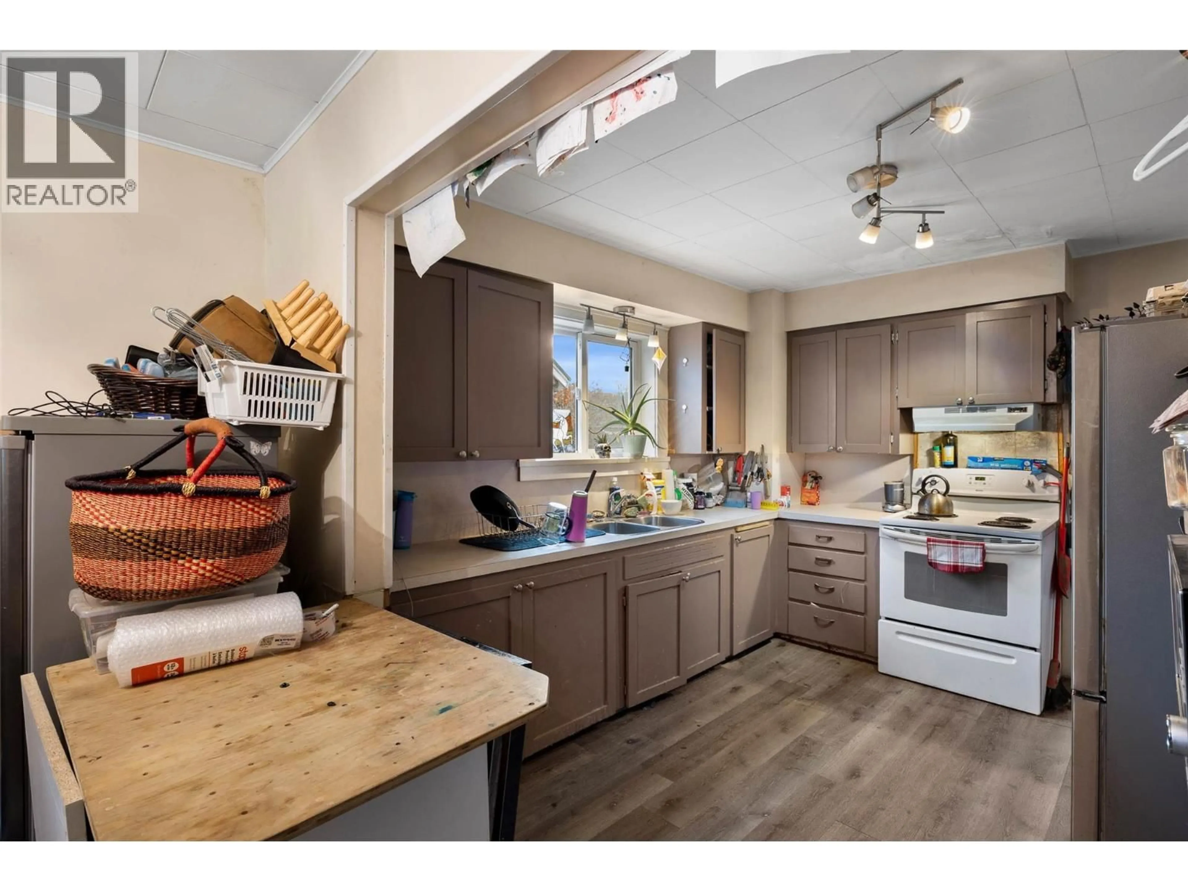 Open concept kitchen, wood/laminate floor for 438 ALEXANDER AVENUE, Kamloops British Columbia V2B3R4