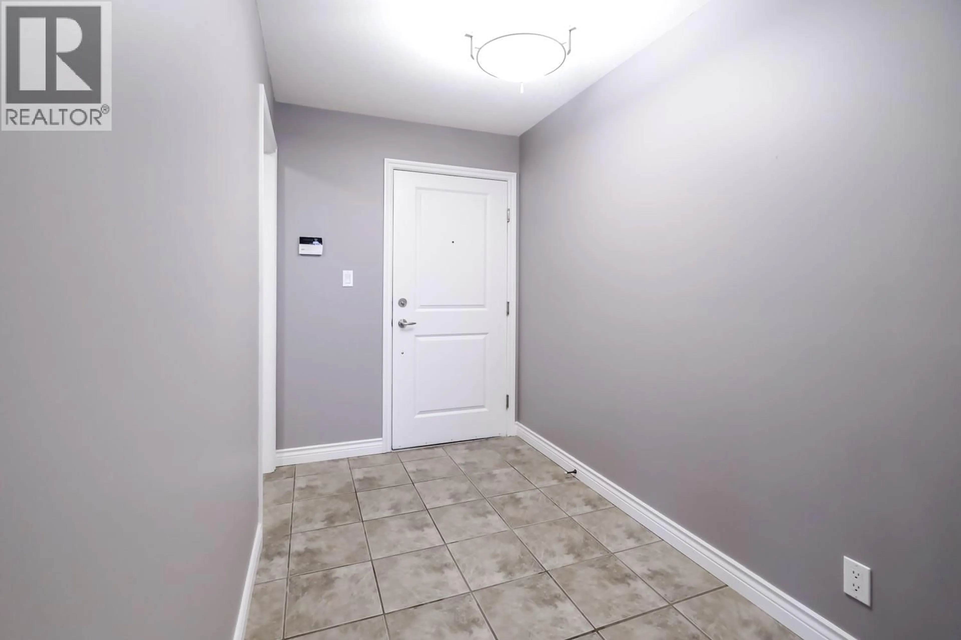 Indoor entryway for 101 - 764 GOVERNMENT STREET, Penticton British Columbia V2A4T3