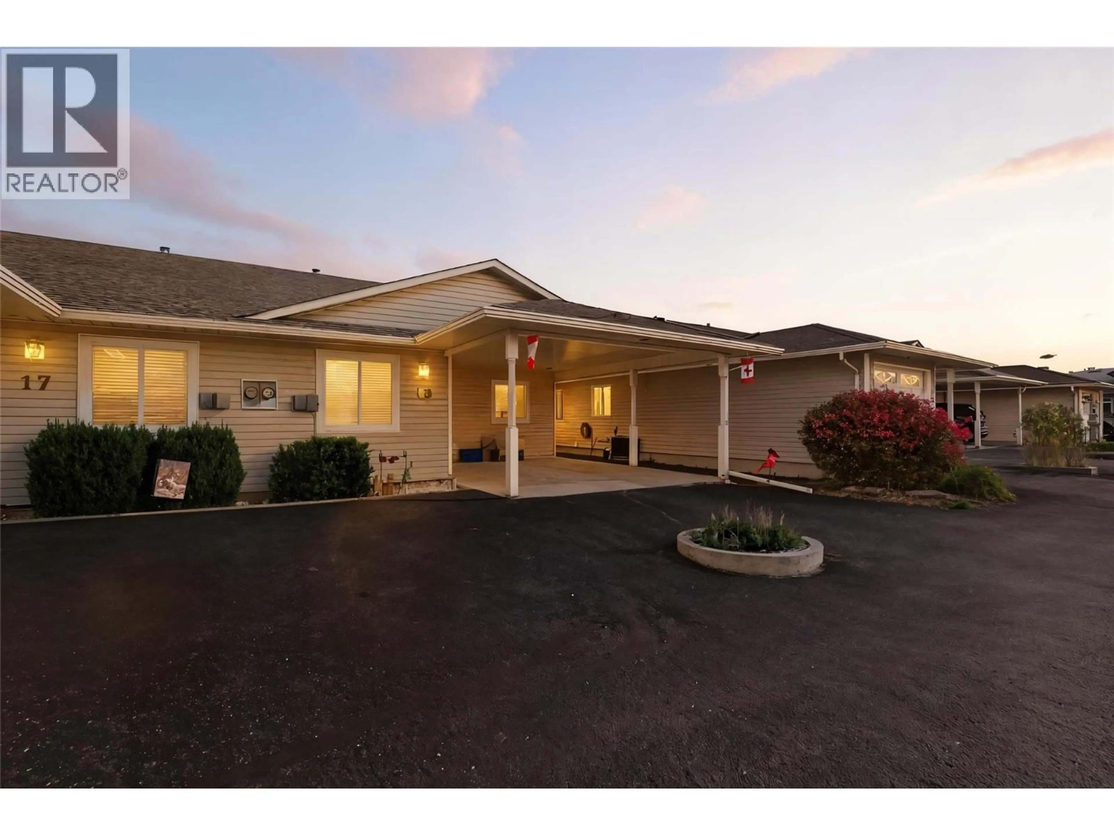 Indoor foyer for 18 - 1195 14TH STREET, Kamloops British Columbia V2B8L1