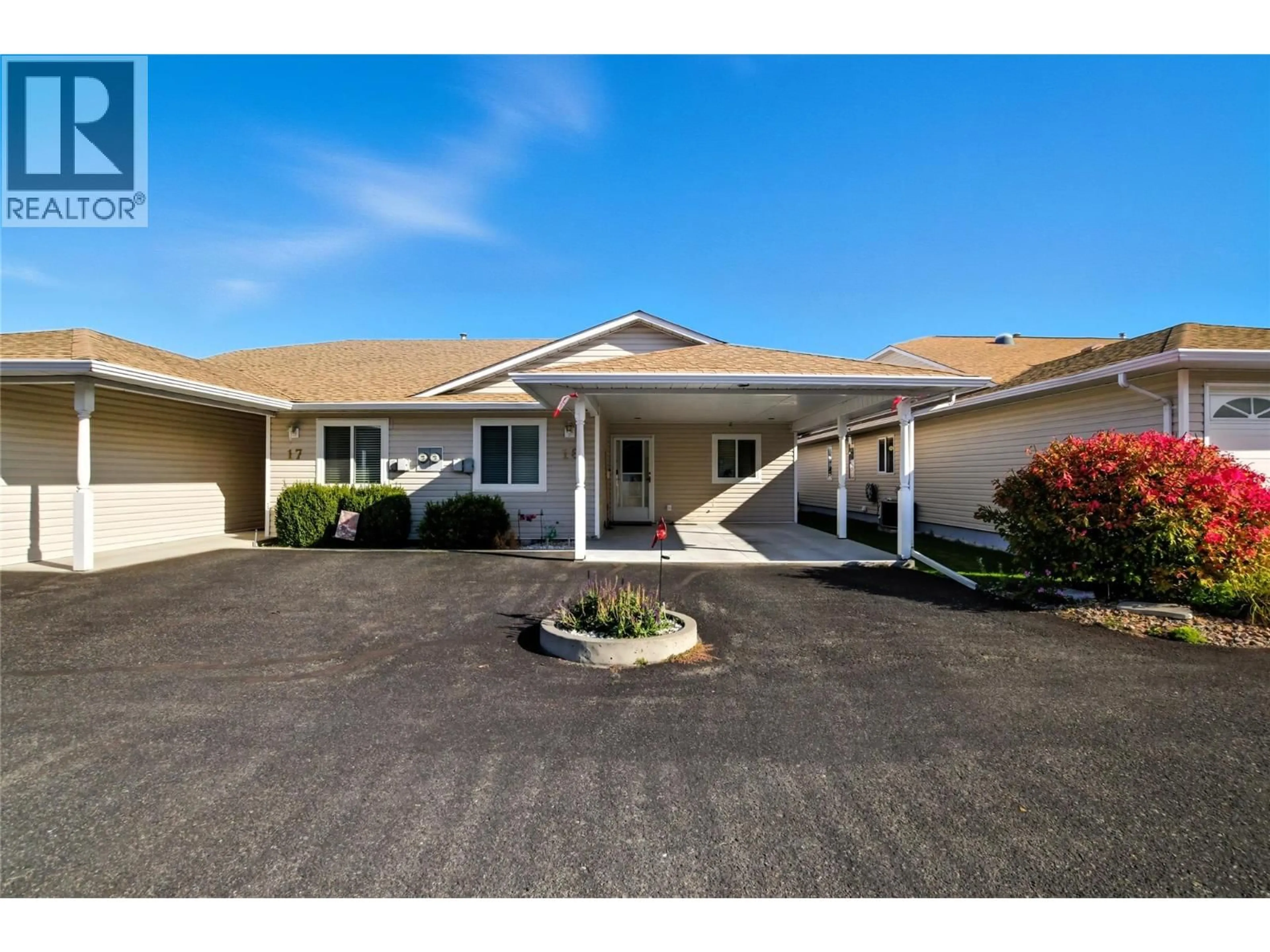 Home with vinyl exterior material, street for 18 - 1195 14TH STREET, Kamloops British Columbia V2B8L1