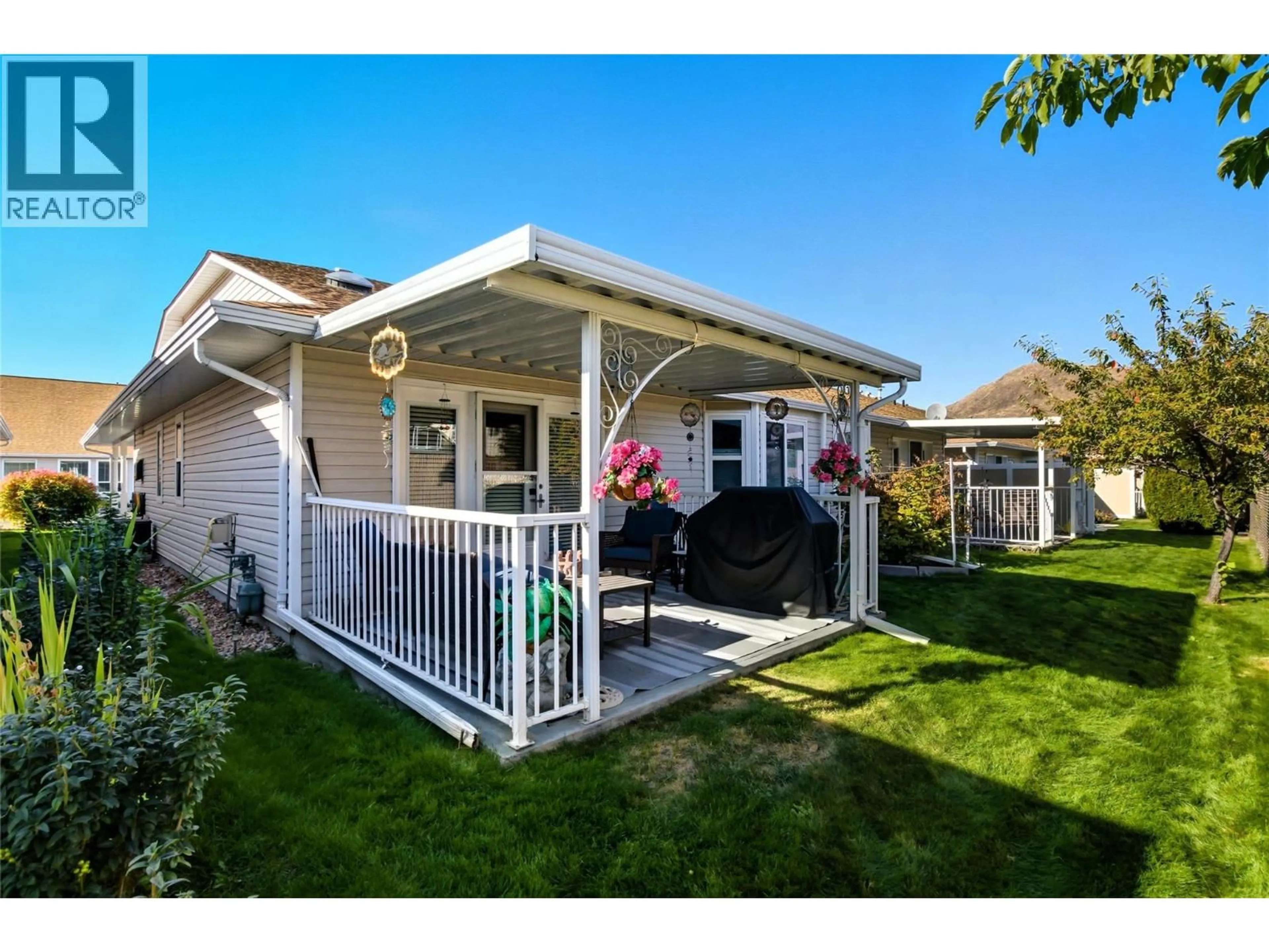 Home with vinyl exterior material, street for 18 - 1195 14TH STREET, Kamloops British Columbia V2B8L1