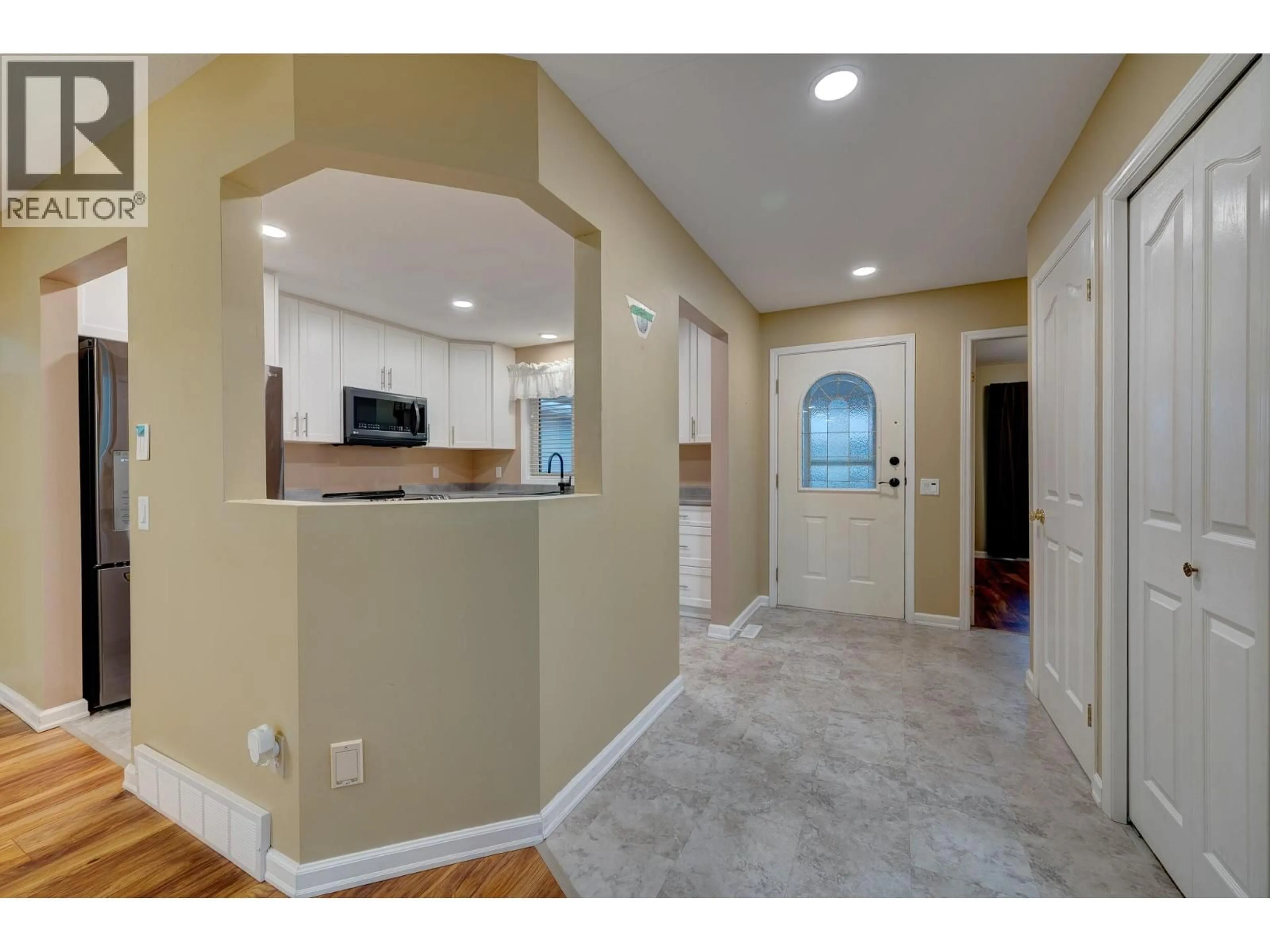 Indoor entryway for 18 - 1195 14TH STREET, Kamloops British Columbia V2B8L1