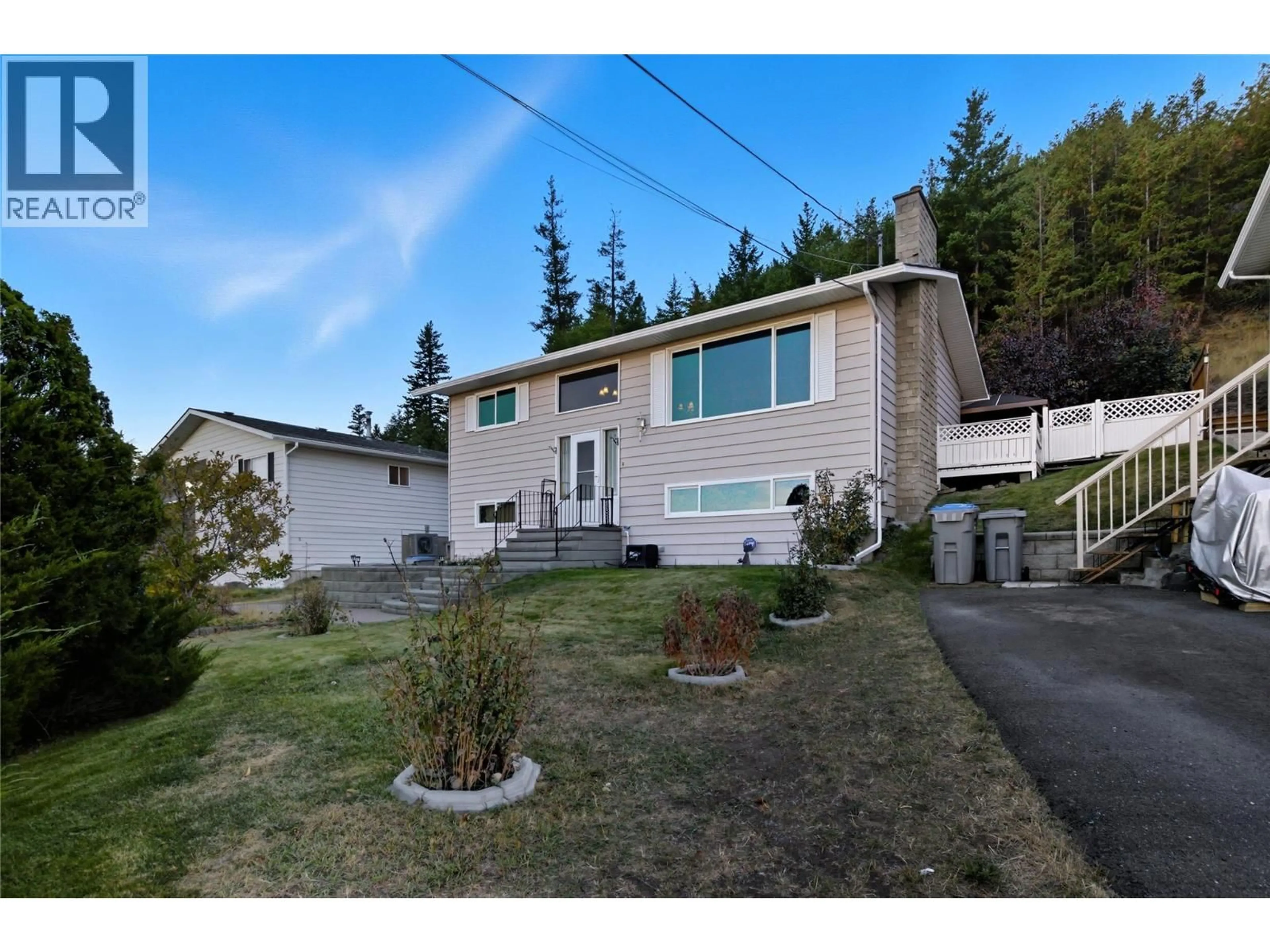 Home with vinyl exterior material, street for 1047 LAMAR PLACE, Kamloops British Columbia V2C5V2