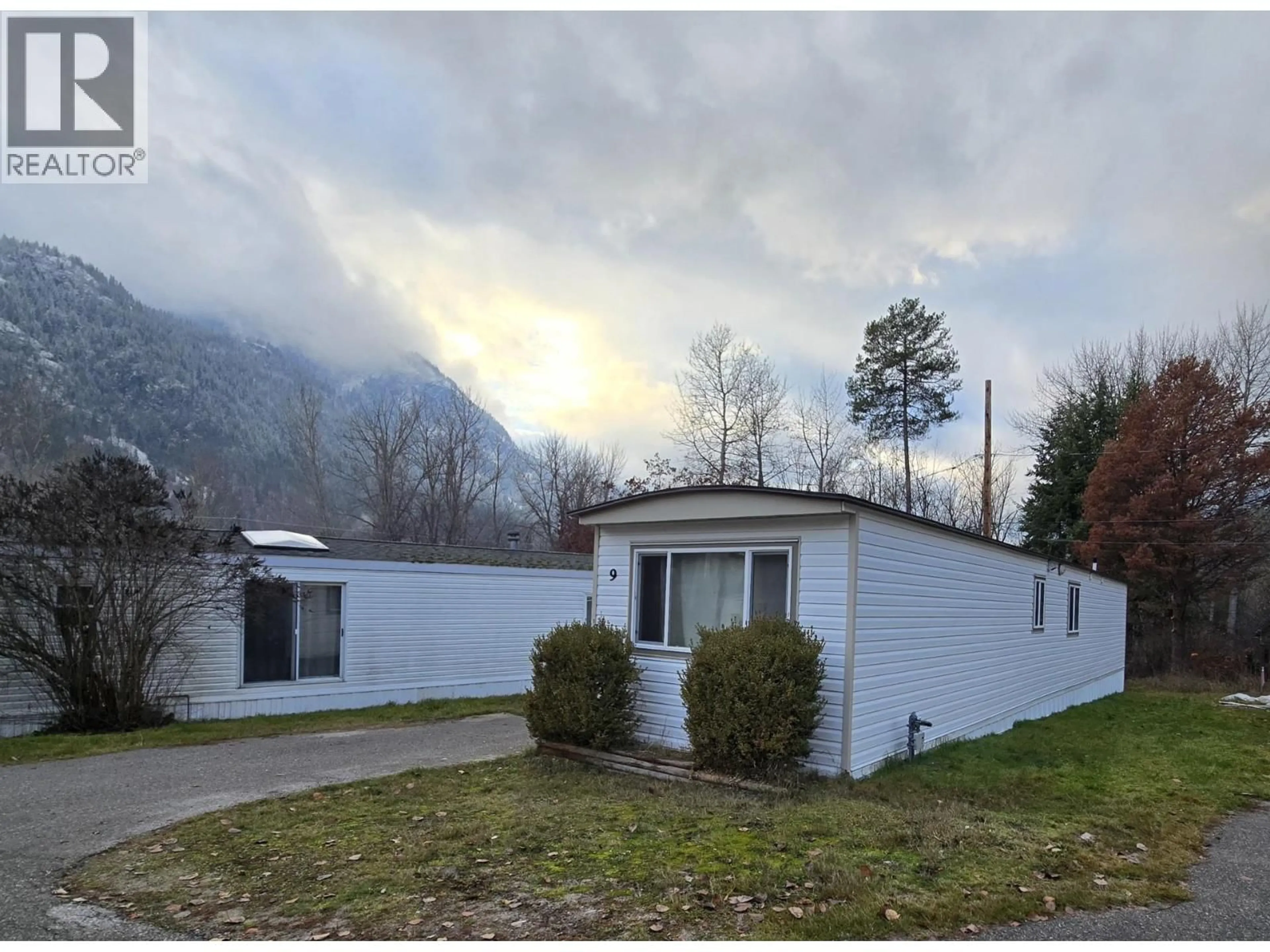 Unknown for 9 - 4029 BROADWATER ROAD, Robson British Columbia V1N4V6