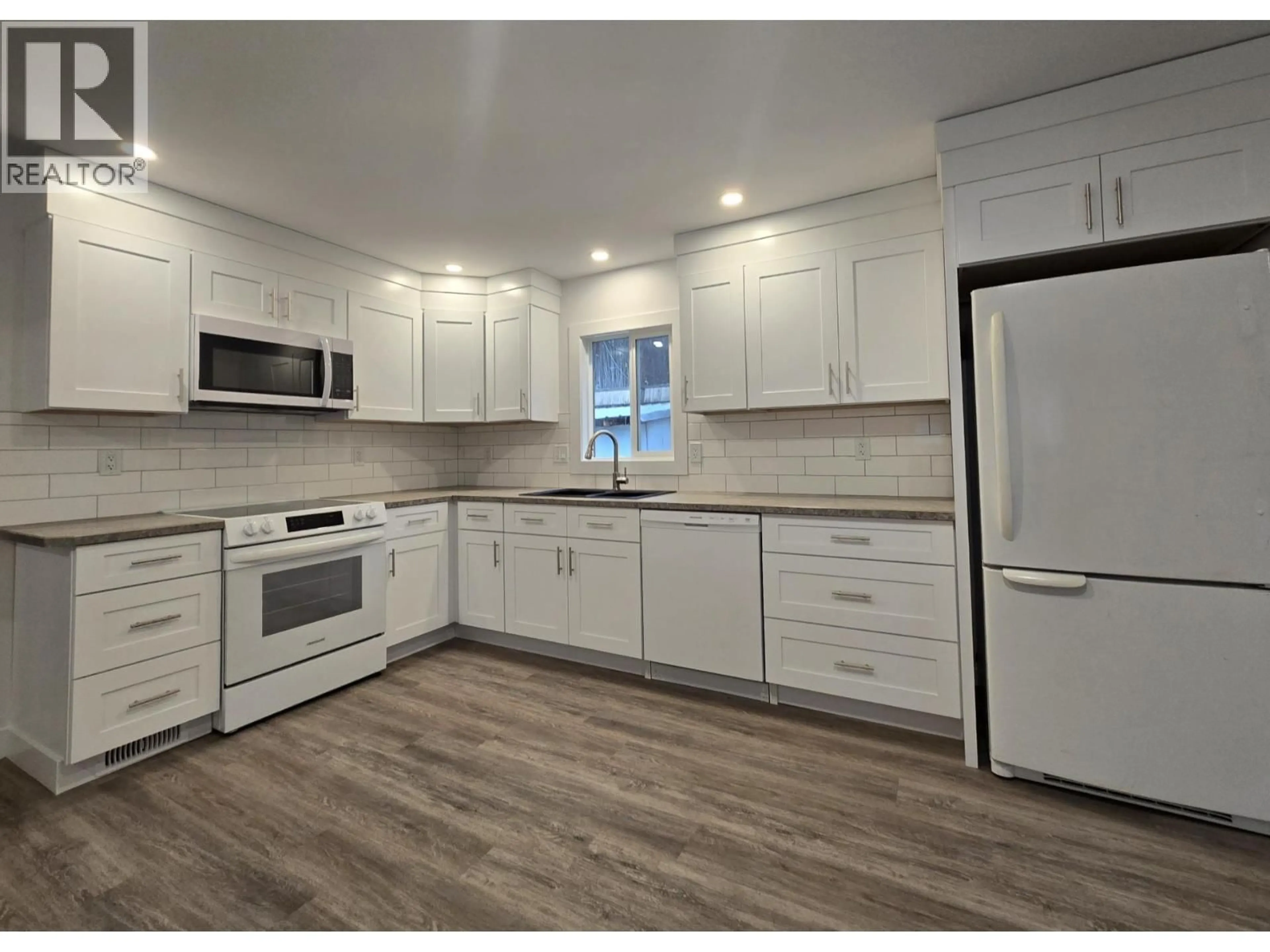 Standard kitchen, unknown for 9 - 4029 BROADWATER ROAD, Robson British Columbia V1N4V6