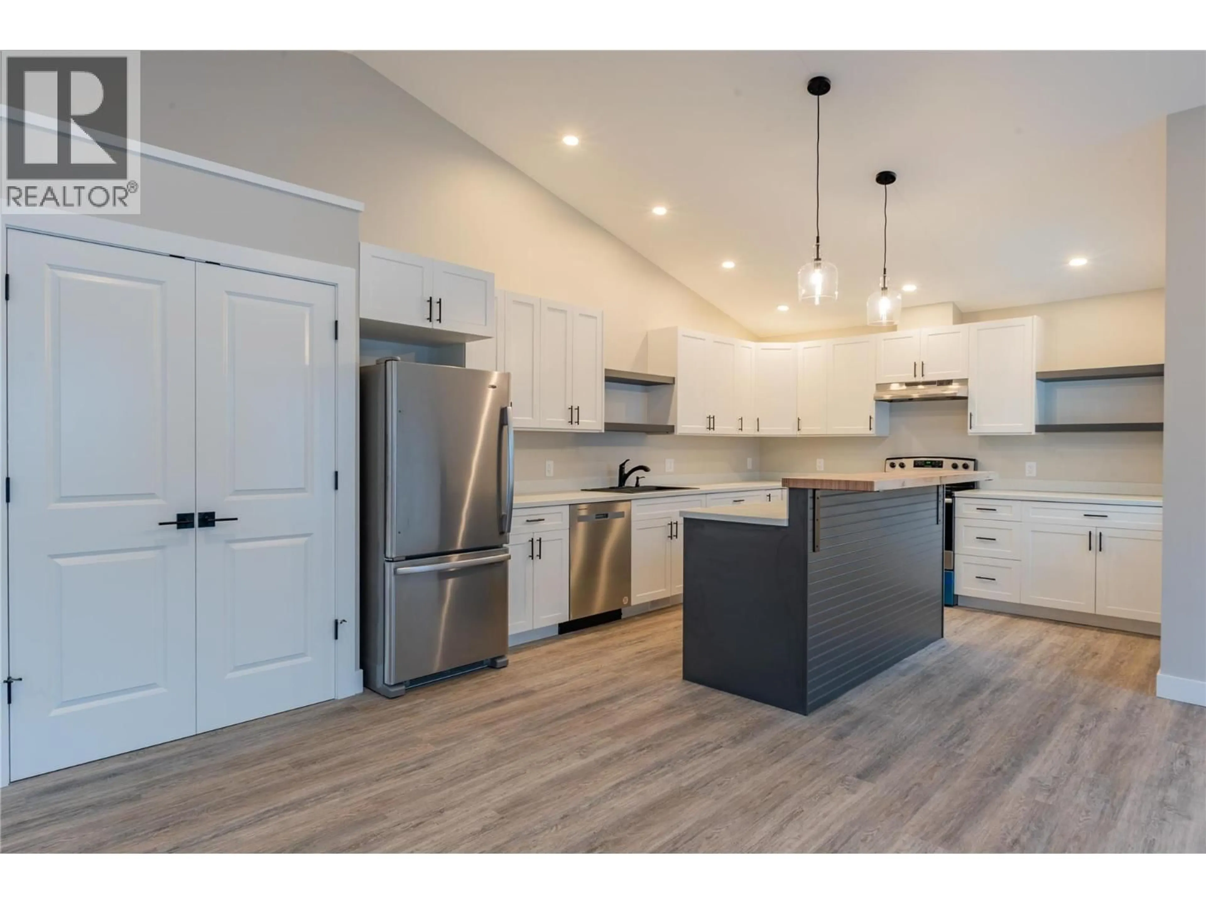 Open concept kitchen, wood/laminate floor for 418 2ND AVENUE, Rivervale British Columbia V1R4V5