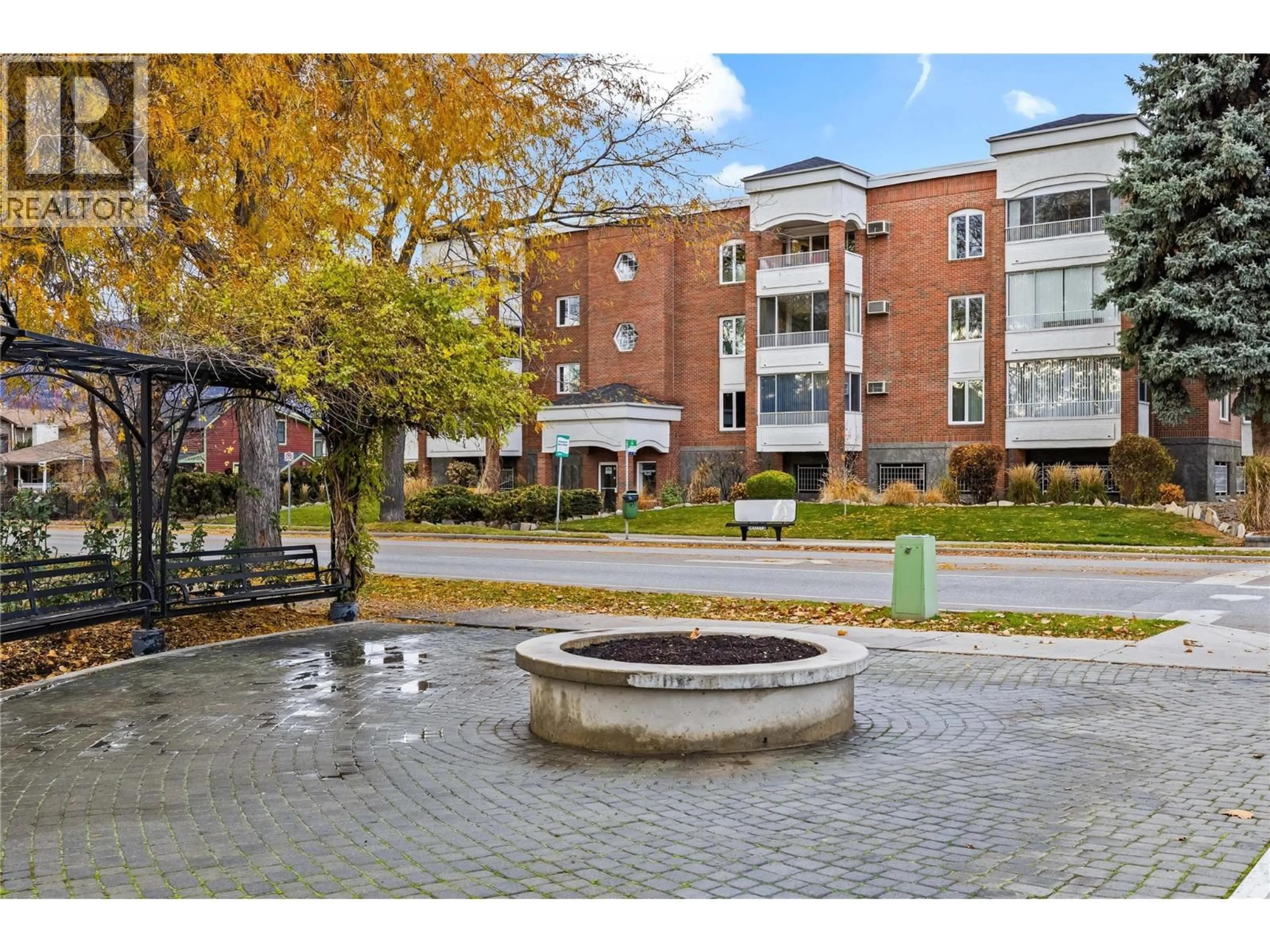 Patio, street for 304 - 878 BERNARD AVENUE, Kelowna British Columbia V1Y6P5