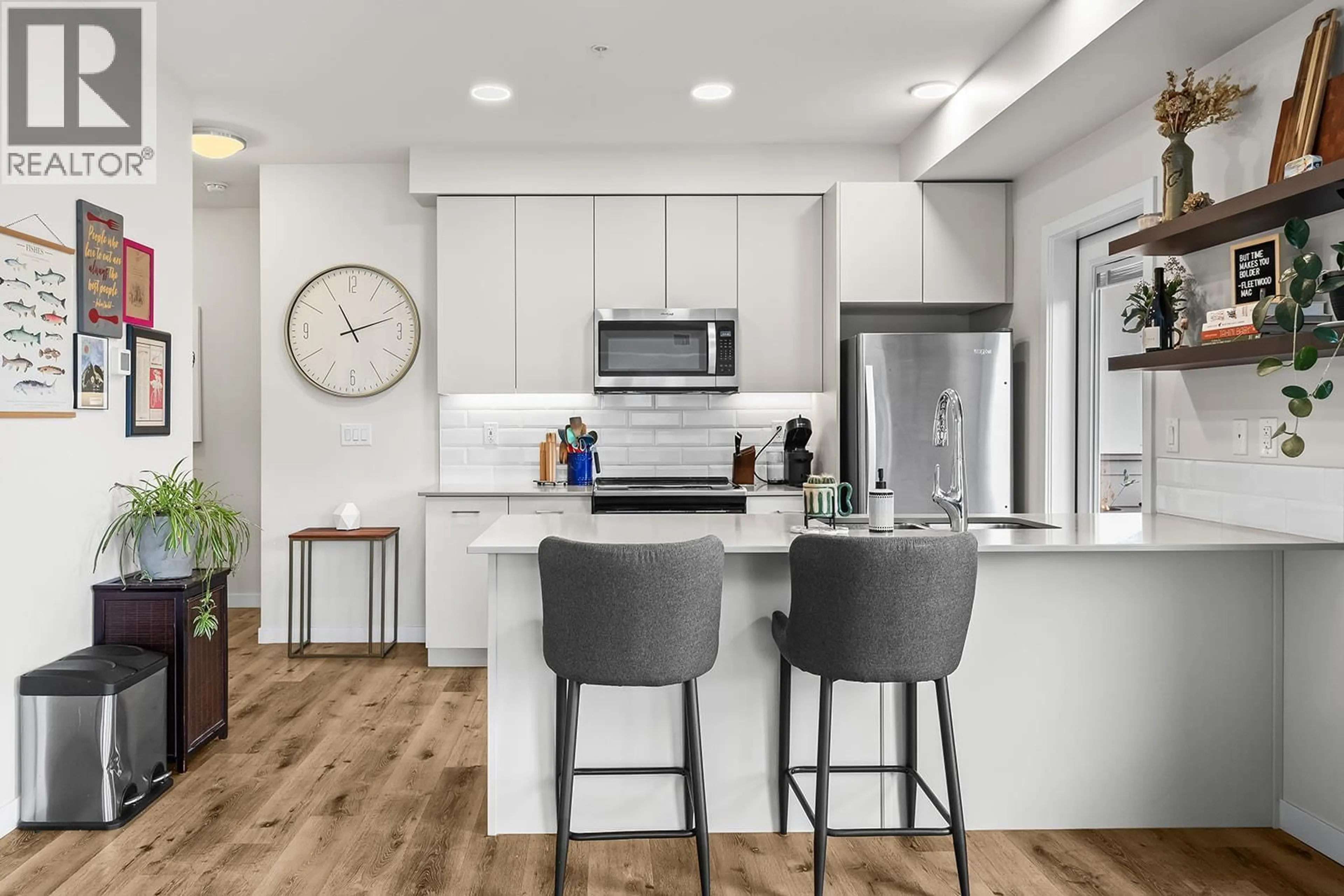 Open concept kitchen, ceramic/tile floor for 312 - 722 VALLEY ROAD, Kelowna British Columbia V1V2E6