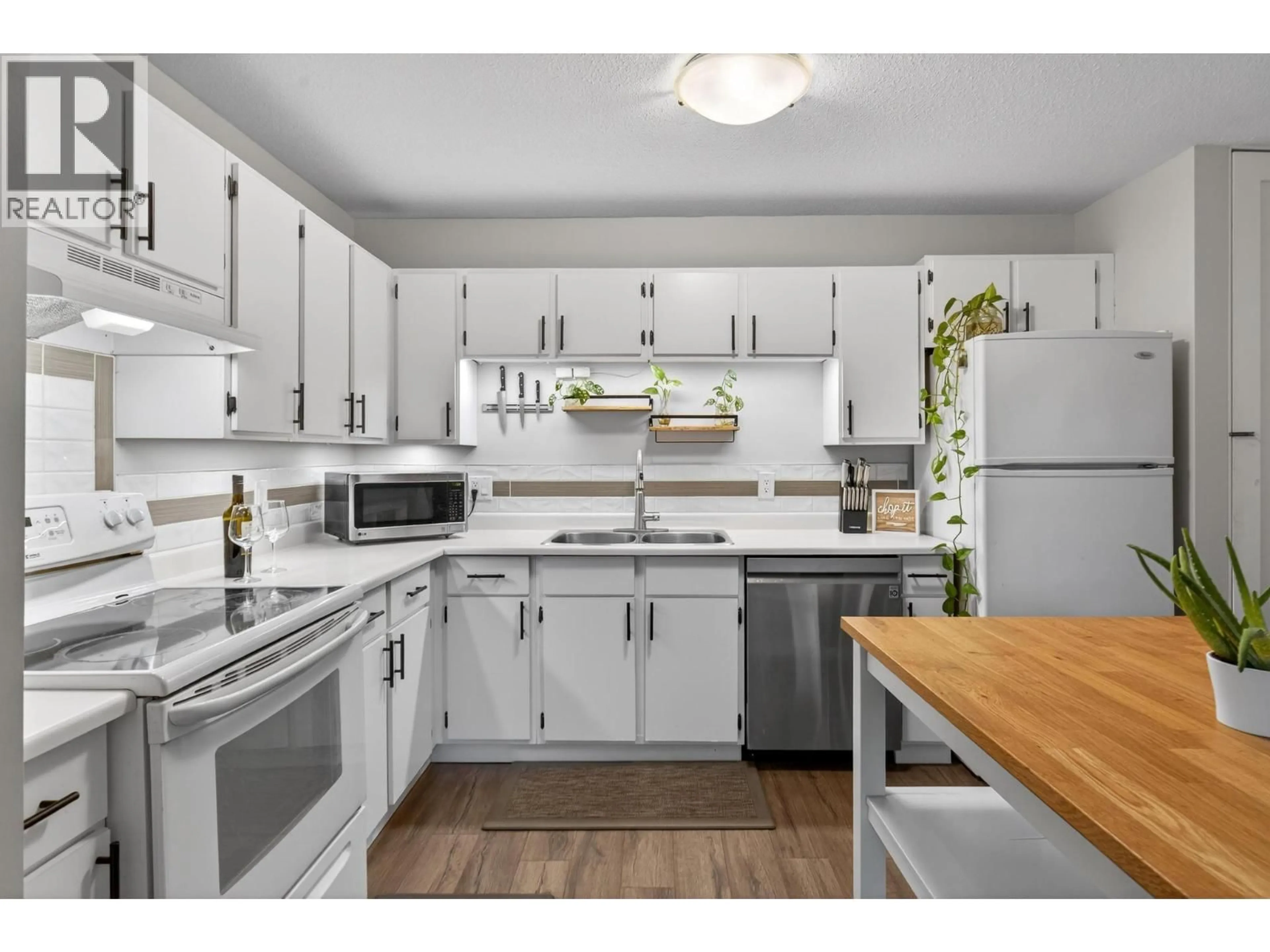 Standard kitchen, wood/laminate floor for 114 - 1640 UFTON COURT, Kelowna British Columbia V1Y8L5