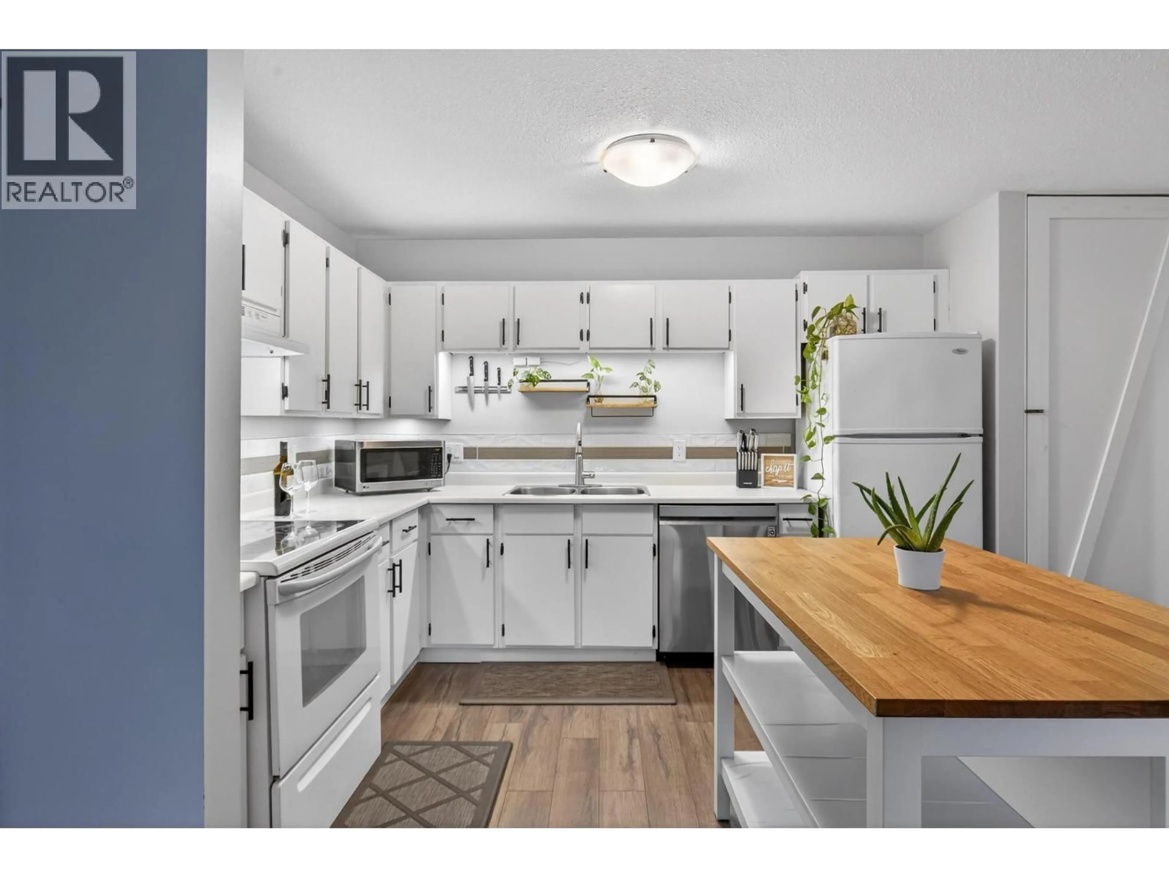 Standard kitchen, unknown for 114 - 1640 UFTON COURT, Kelowna British Columbia V1Y8L5