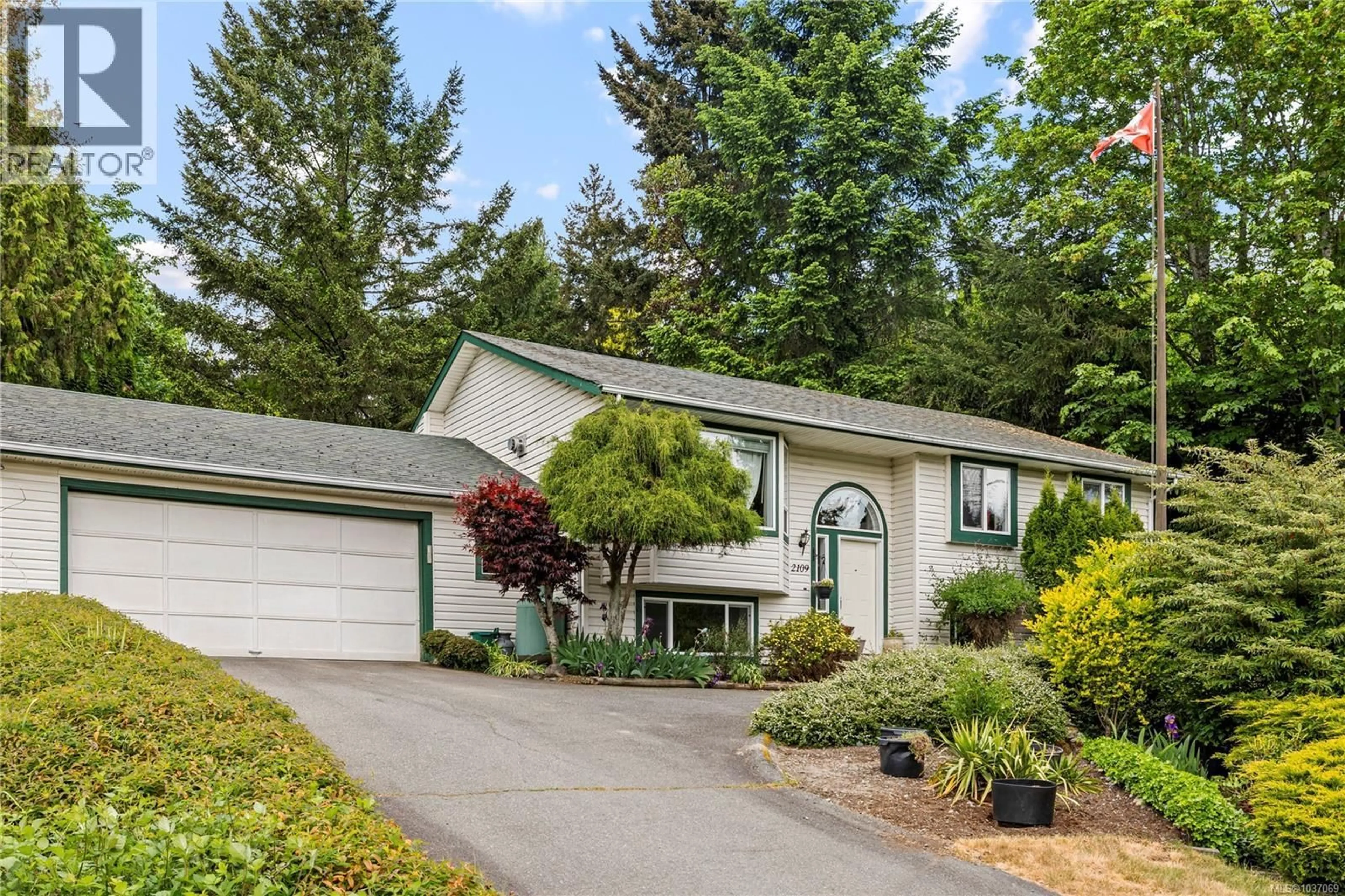 Home with vinyl exterior material, street for 2109 LAKESIDE DRIVE, Nanaimo British Columbia V9X1A8