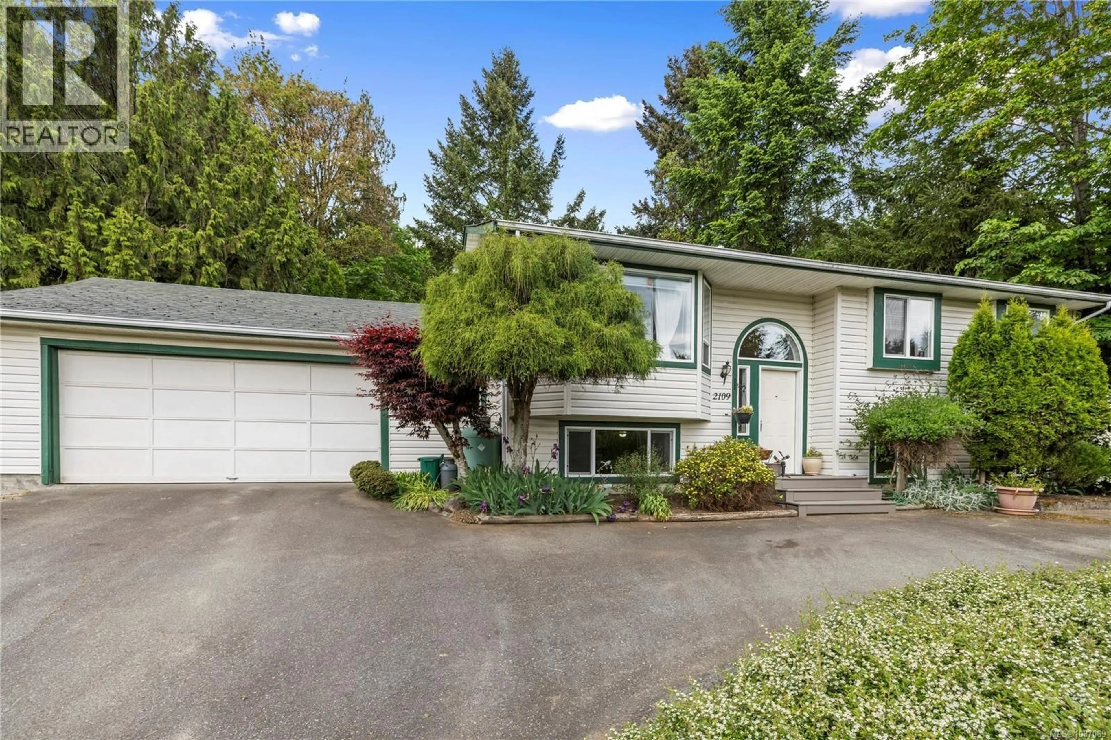 Home with vinyl exterior material, street for 2109 LAKESIDE DRIVE, Nanaimo British Columbia V9X1A8