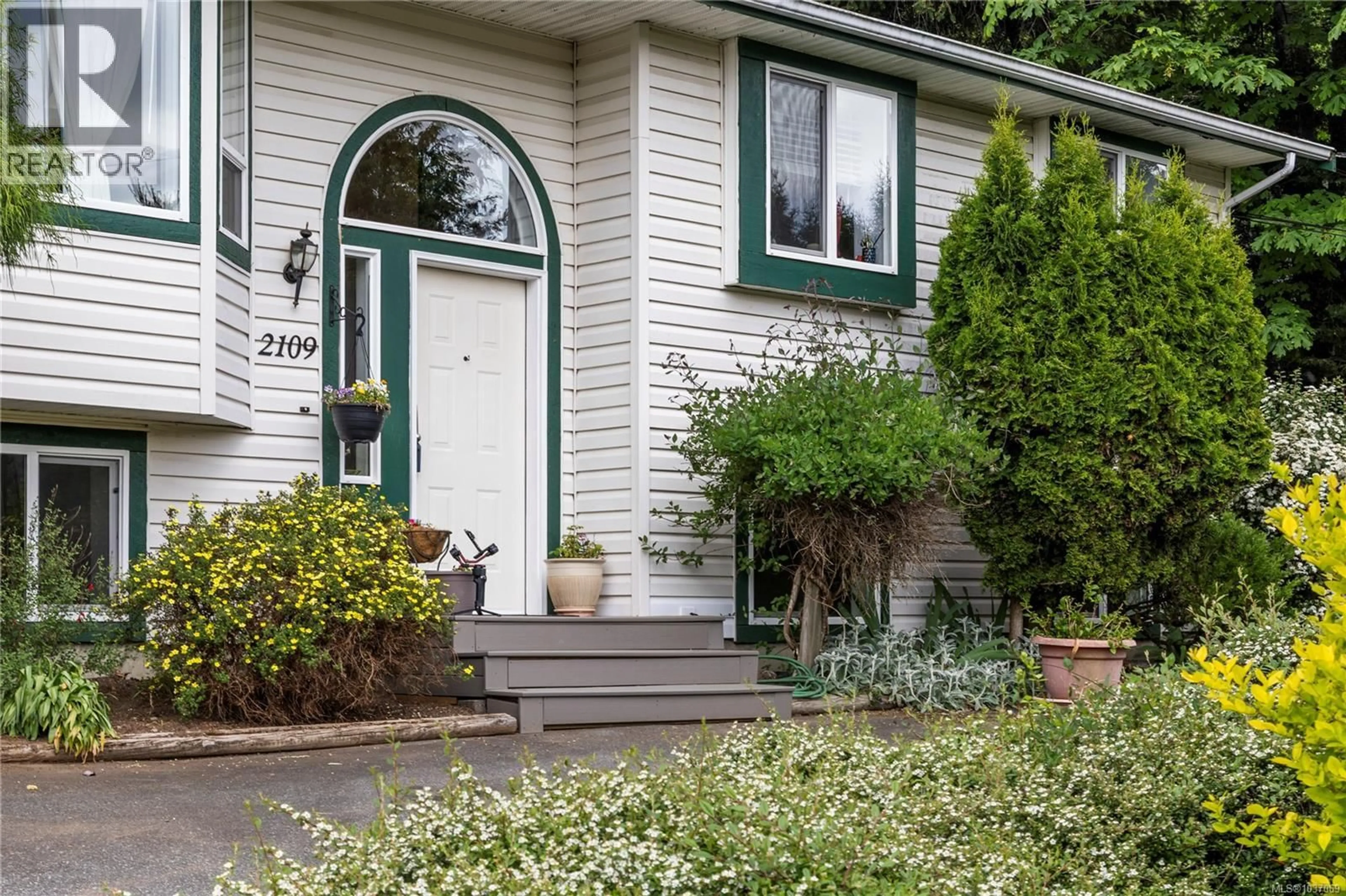 Home with vinyl exterior material, street for 2109 LAKESIDE DRIVE, Nanaimo British Columbia V9X1A8