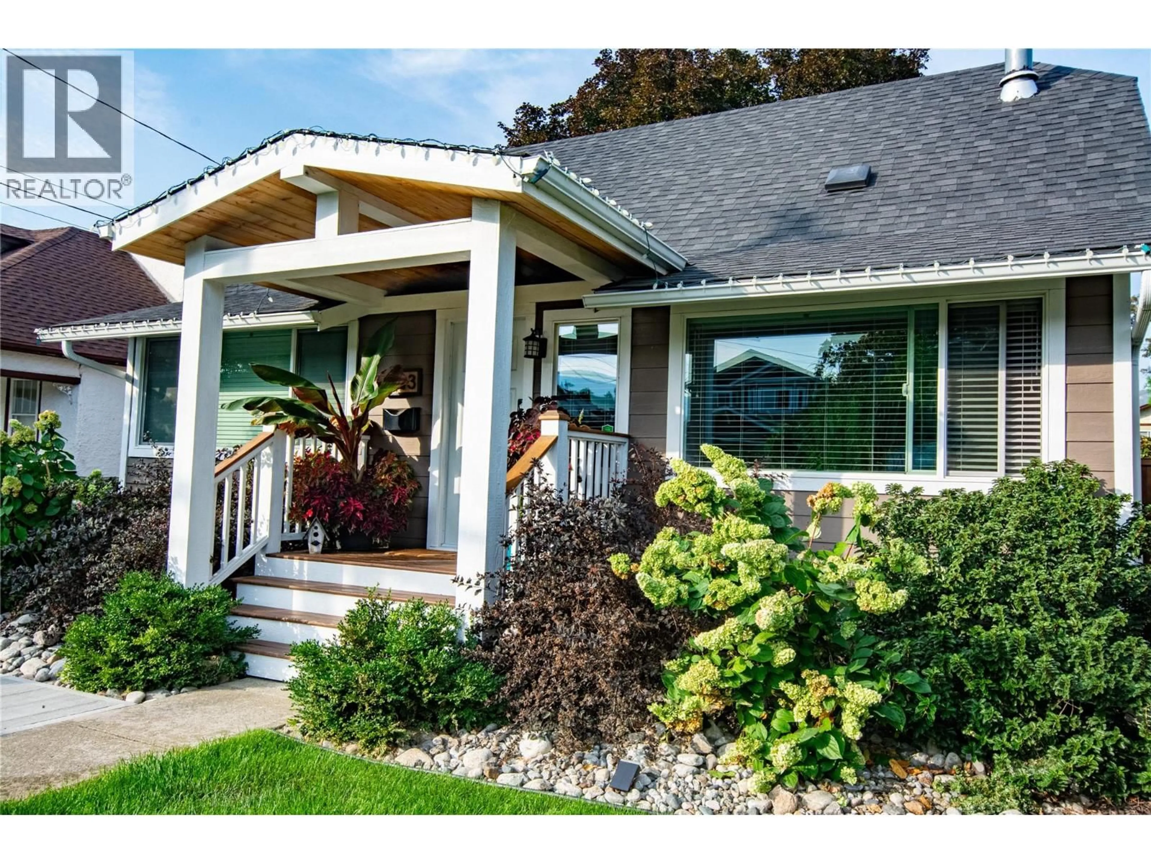 Home with vinyl exterior material, street for 433 YOUNG STREET, Penticton British Columbia V2A5S9