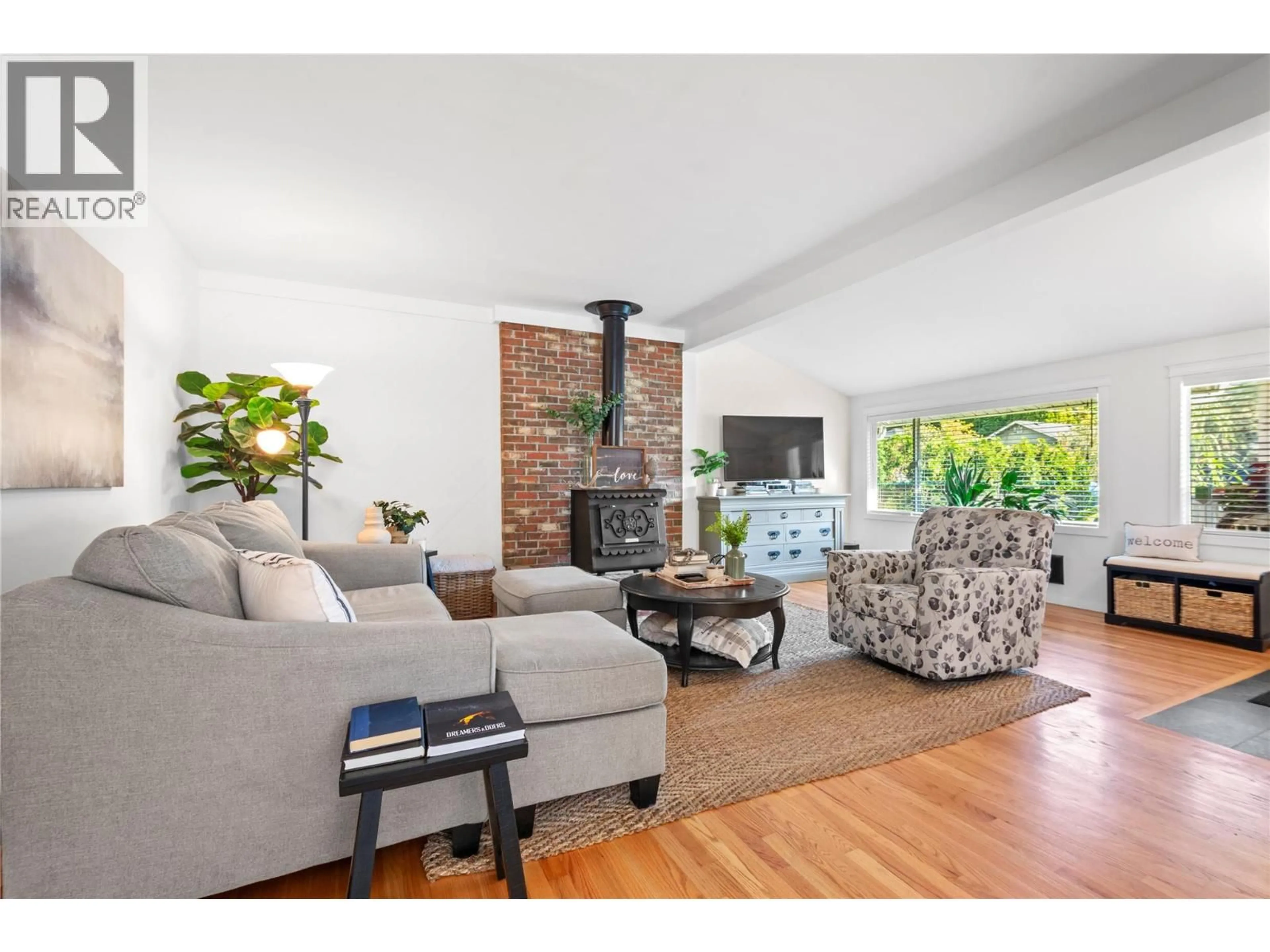 Living room with furniture, wood/laminate floor for 433 YOUNG STREET, Penticton British Columbia V2A5S9