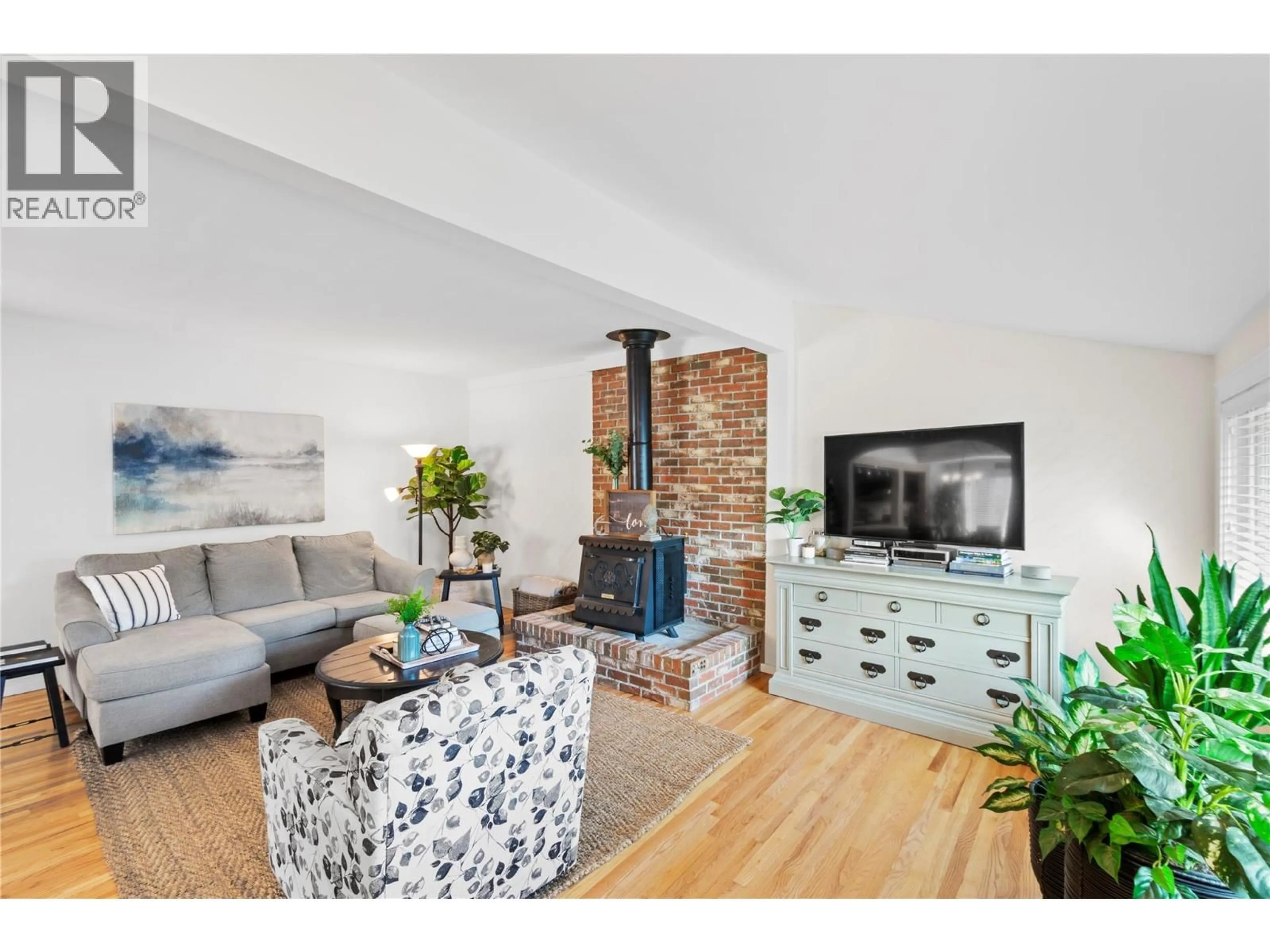 Living room with furniture, wood/laminate floor for 433 YOUNG STREET, Penticton British Columbia V2A5S9