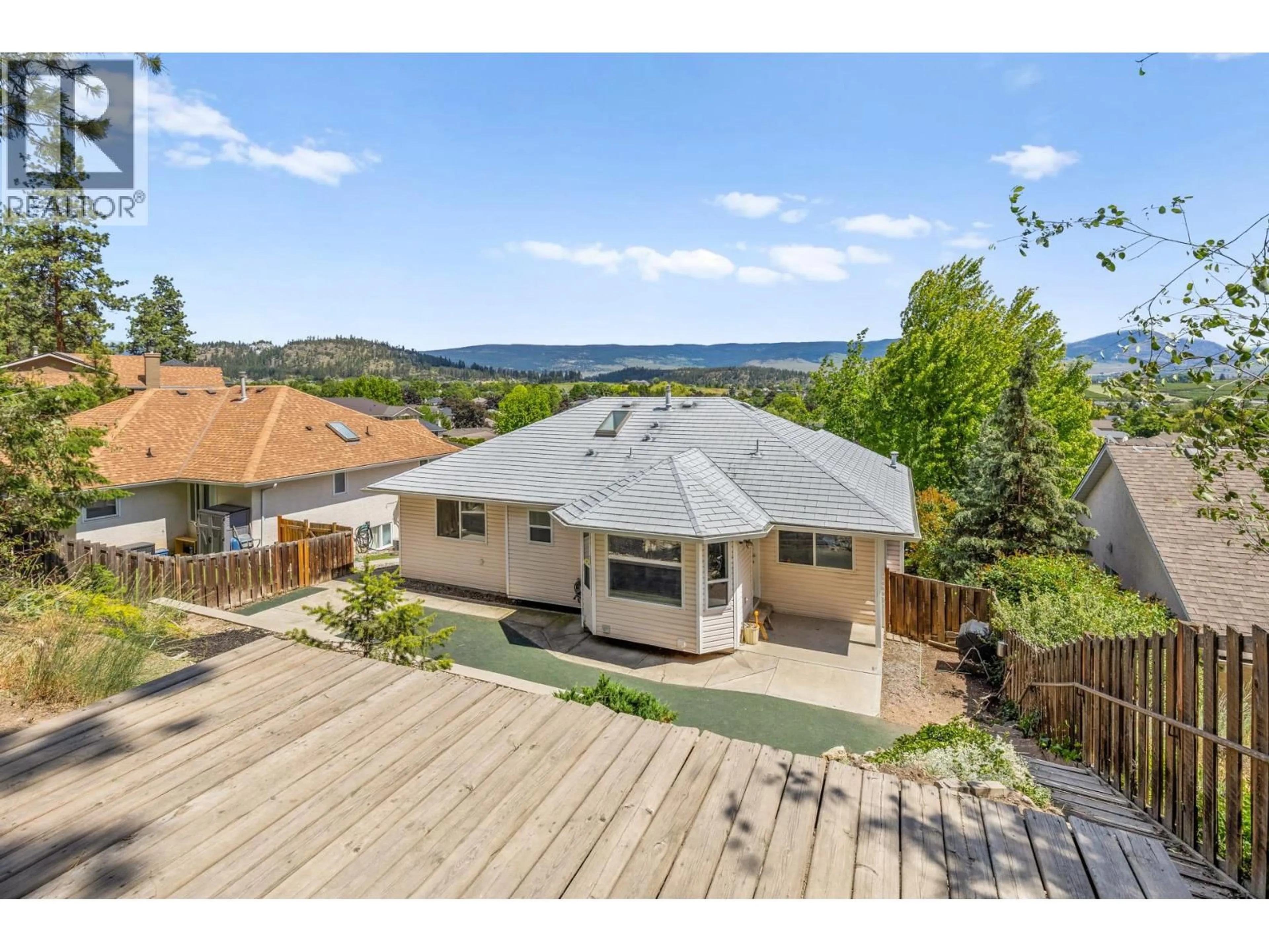 A pic from outside/outdoor area/front of a property/back of a property/a pic from drone, mountain view for 125 APPLECREST COURT, Kelowna British Columbia V1V1W6
