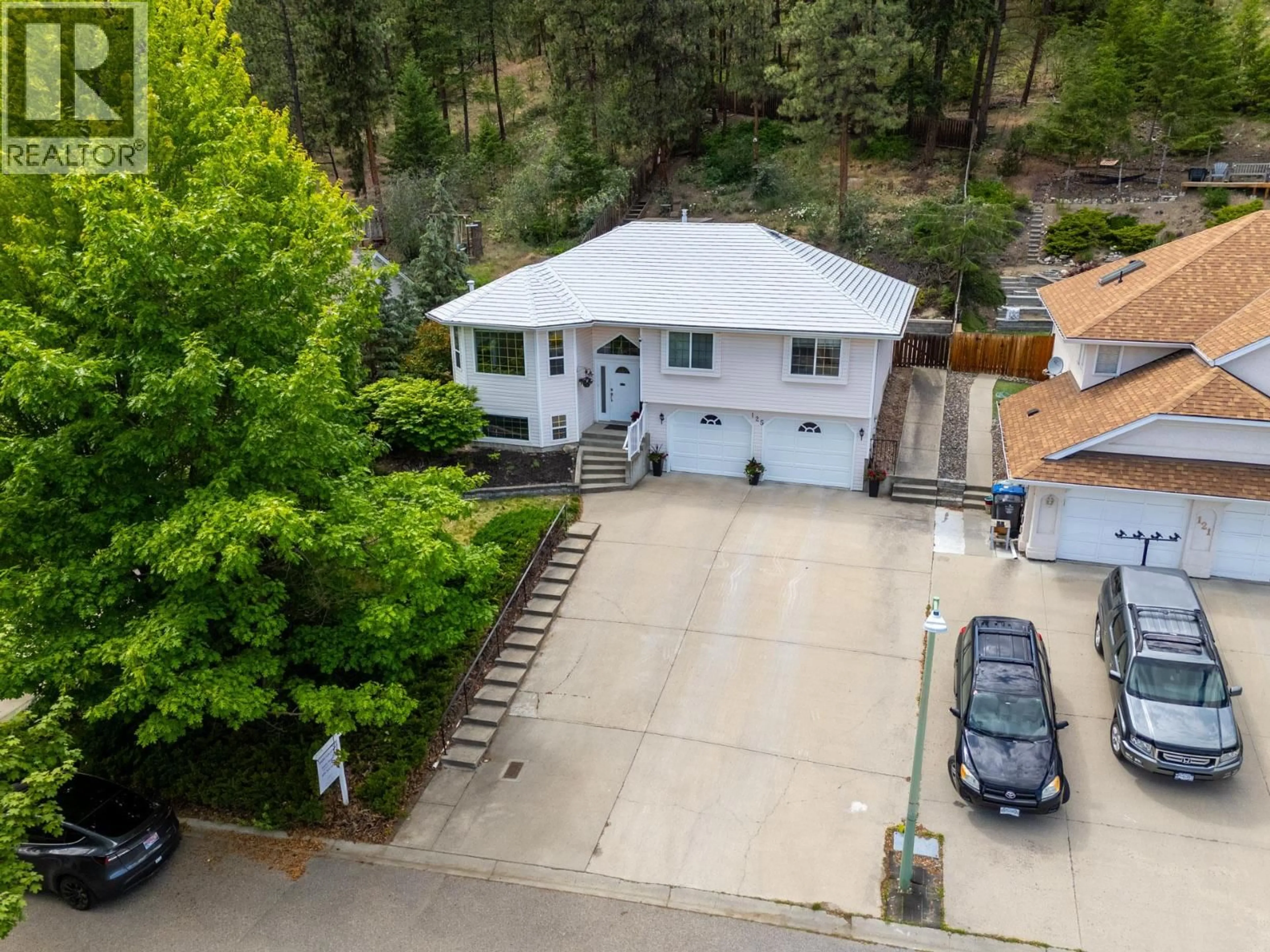 A pic from outside/outdoor area/front of a property/back of a property/a pic from drone, street for 125 APPLECREST COURT, Kelowna British Columbia V1V1W6