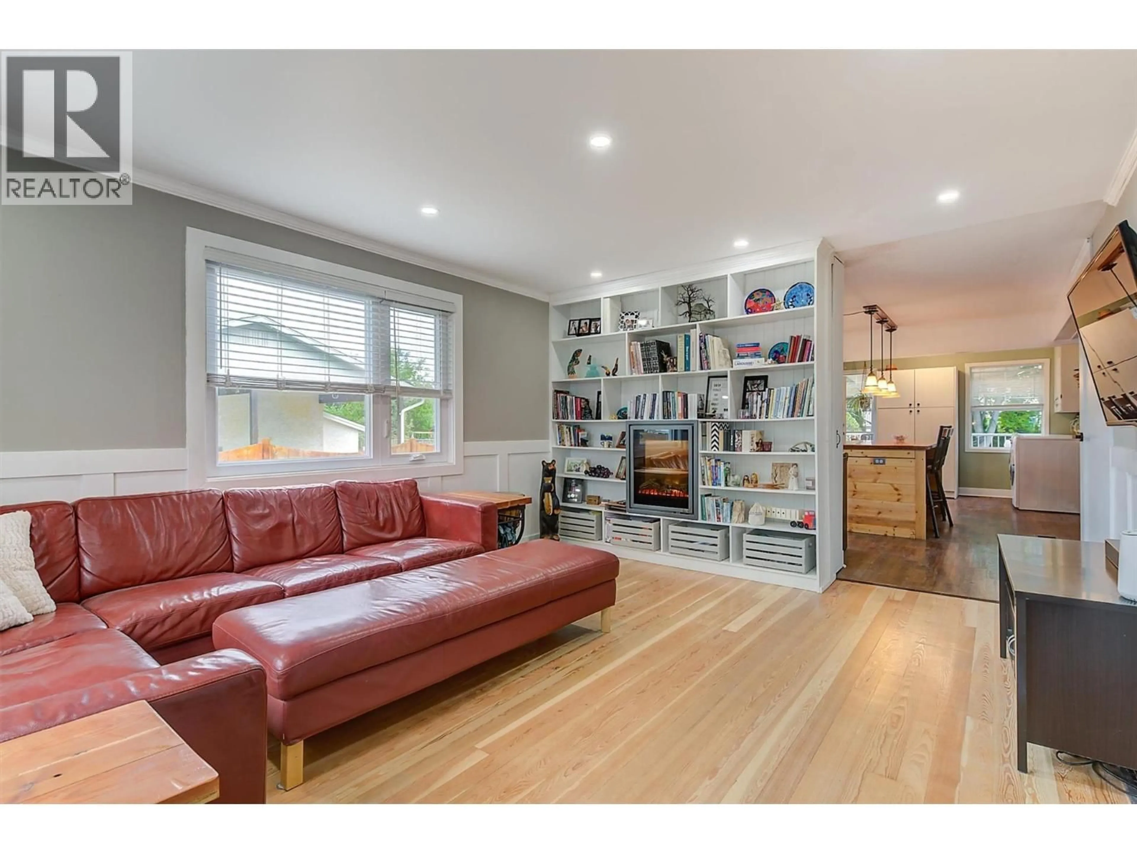 Living room with furniture, wood/laminate floor for 280 MUGFORD ROAD, Kelowna British Columbia V1X2E2