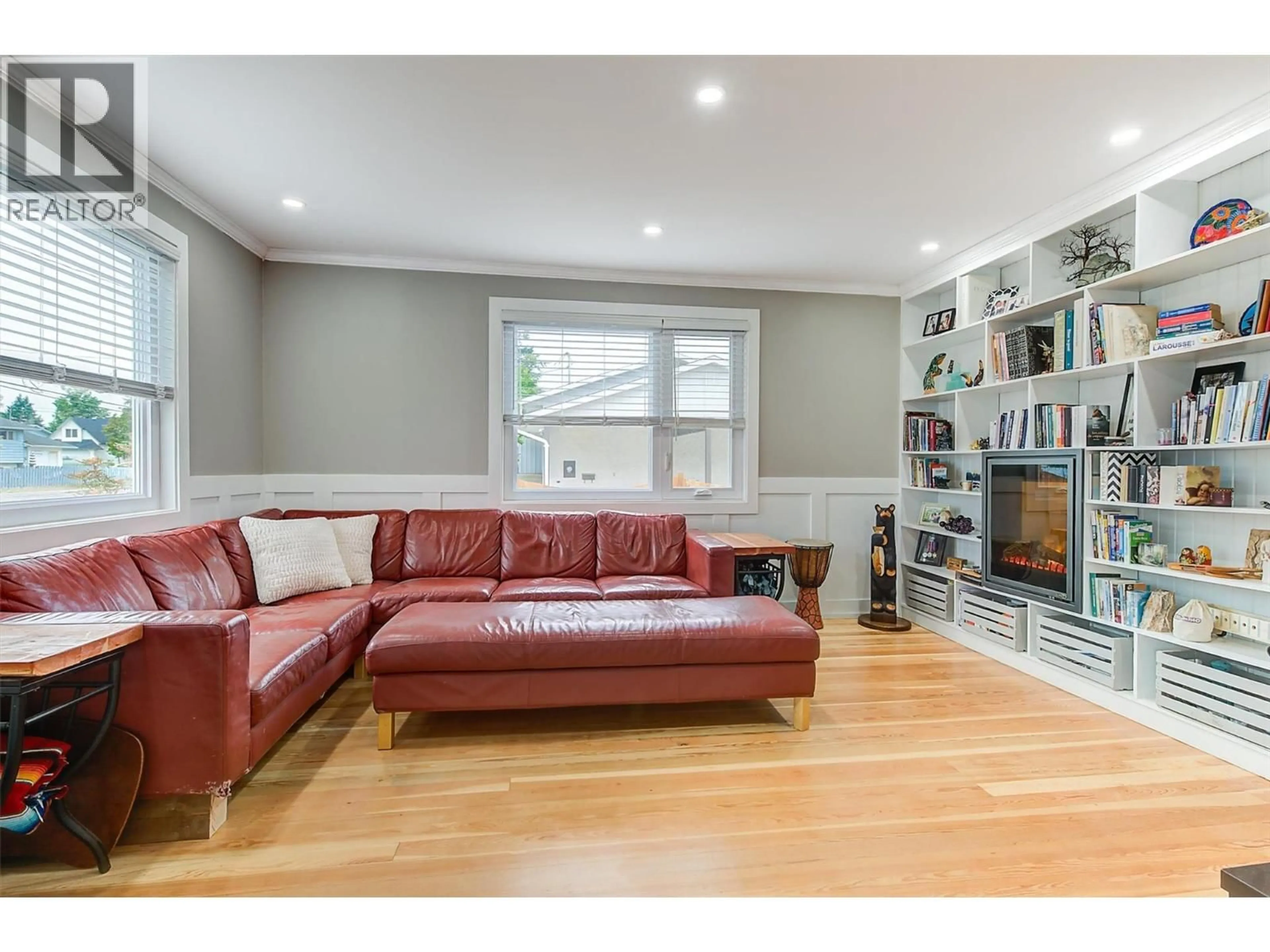 Living room with furniture, wood/laminate floor for 280 MUGFORD ROAD, Kelowna British Columbia V1X2E2