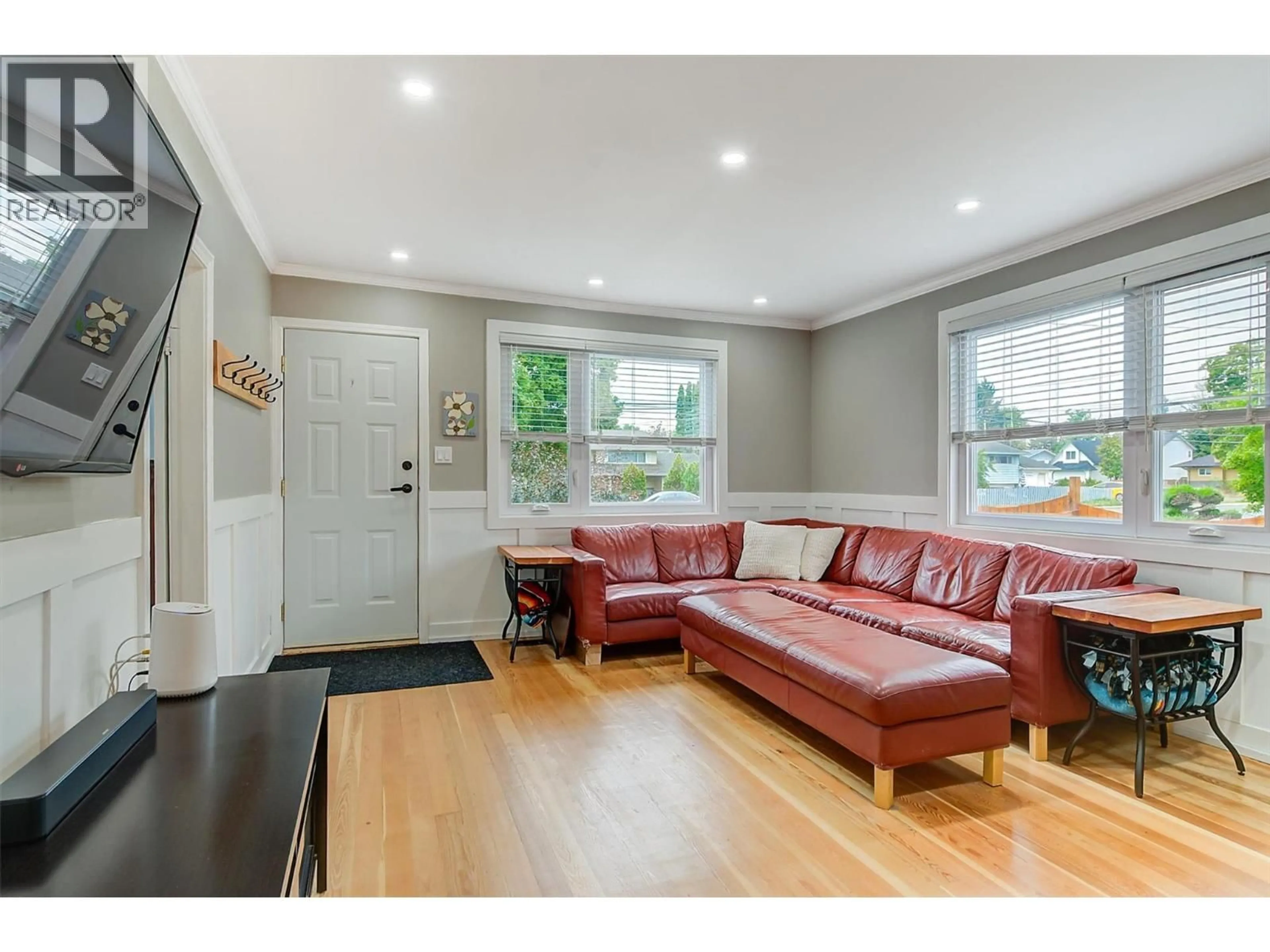 Living room with furniture, wood/laminate floor for 280 MUGFORD ROAD, Kelowna British Columbia V1X2E2