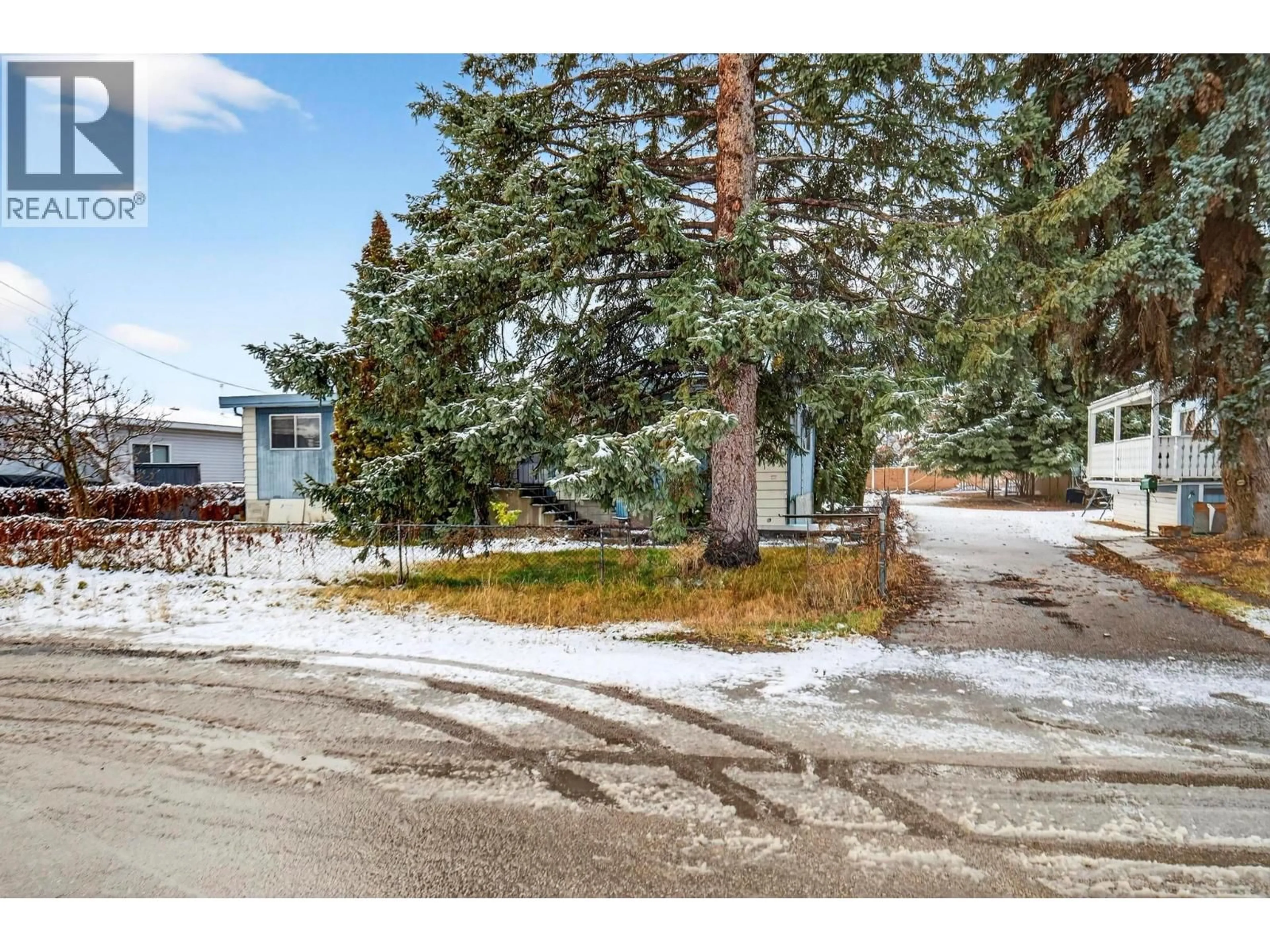 A pic from outside/outdoor area/front of a property/back of a property/a pic from drone, street for 830 FRANKLYN ROAD, Kelowna British Columbia V1X3V1