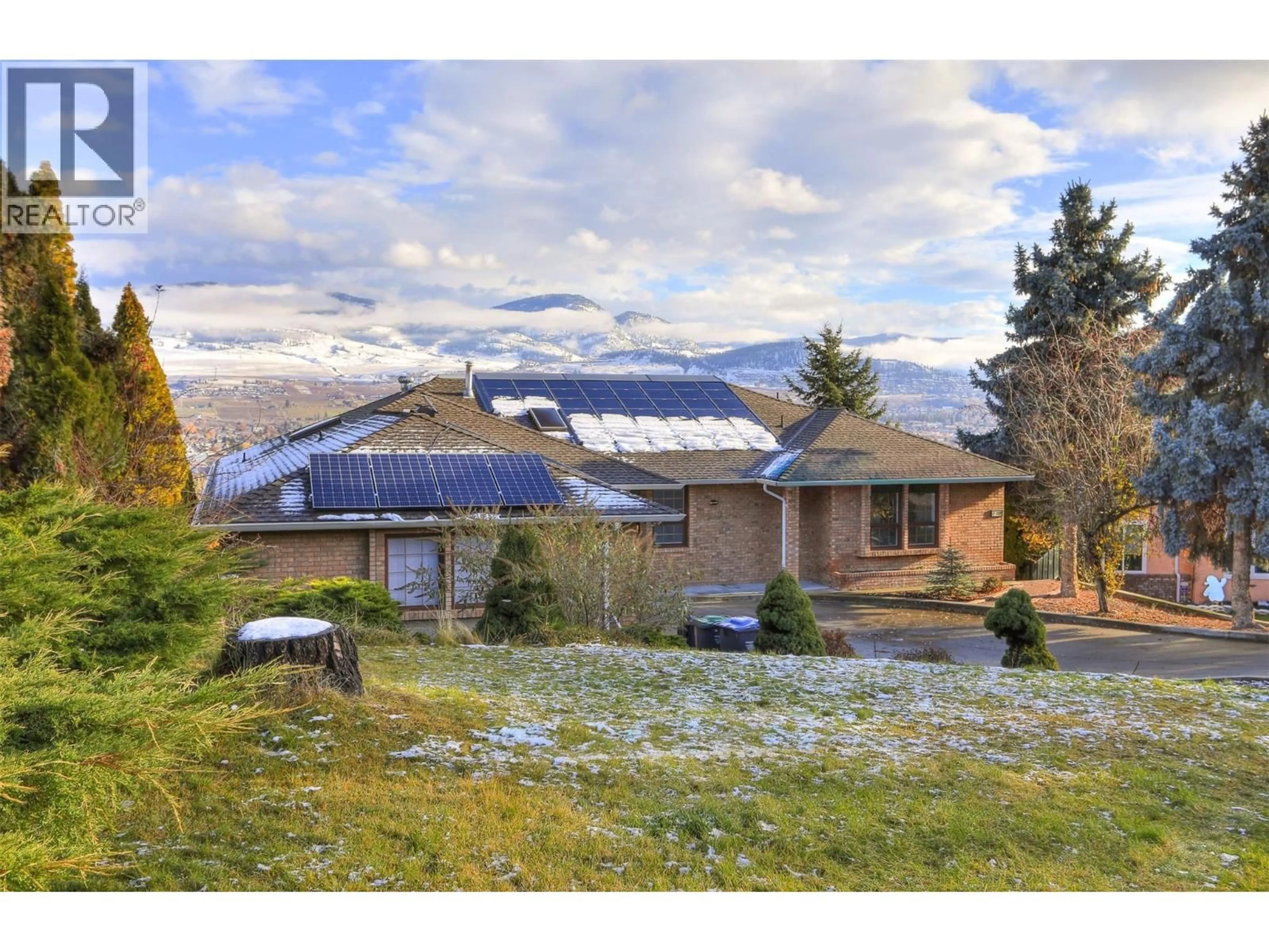 A pic from outside/outdoor area/front of a property/back of a property/a pic from drone, mountain view for 727 CASSIAR CRESCENT, Kelowna British Columbia V1V1M7