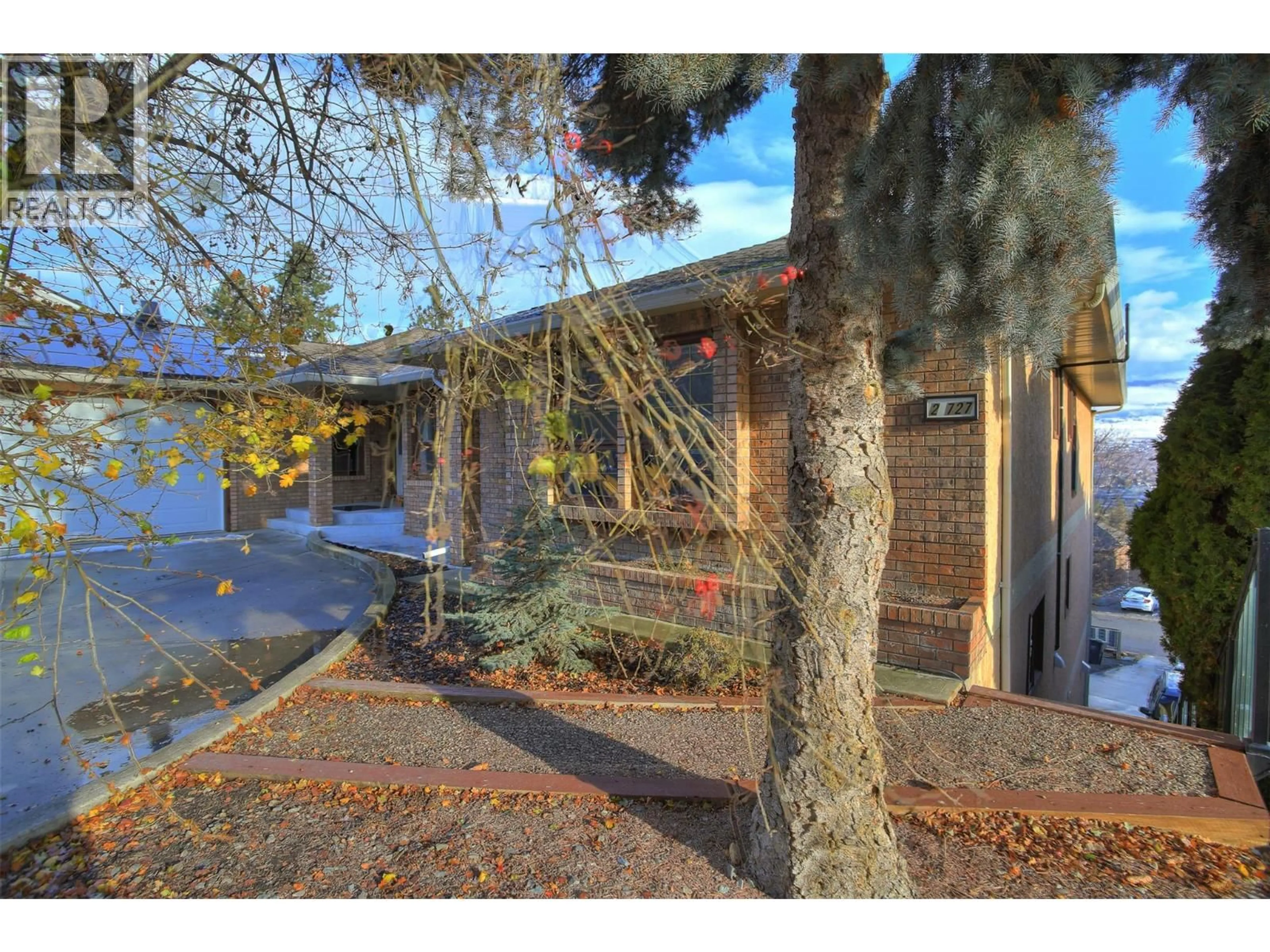 A pic from outside/outdoor area/front of a property/back of a property/a pic from drone, street for 727 CASSIAR CRESCENT, Kelowna British Columbia V1V1M7