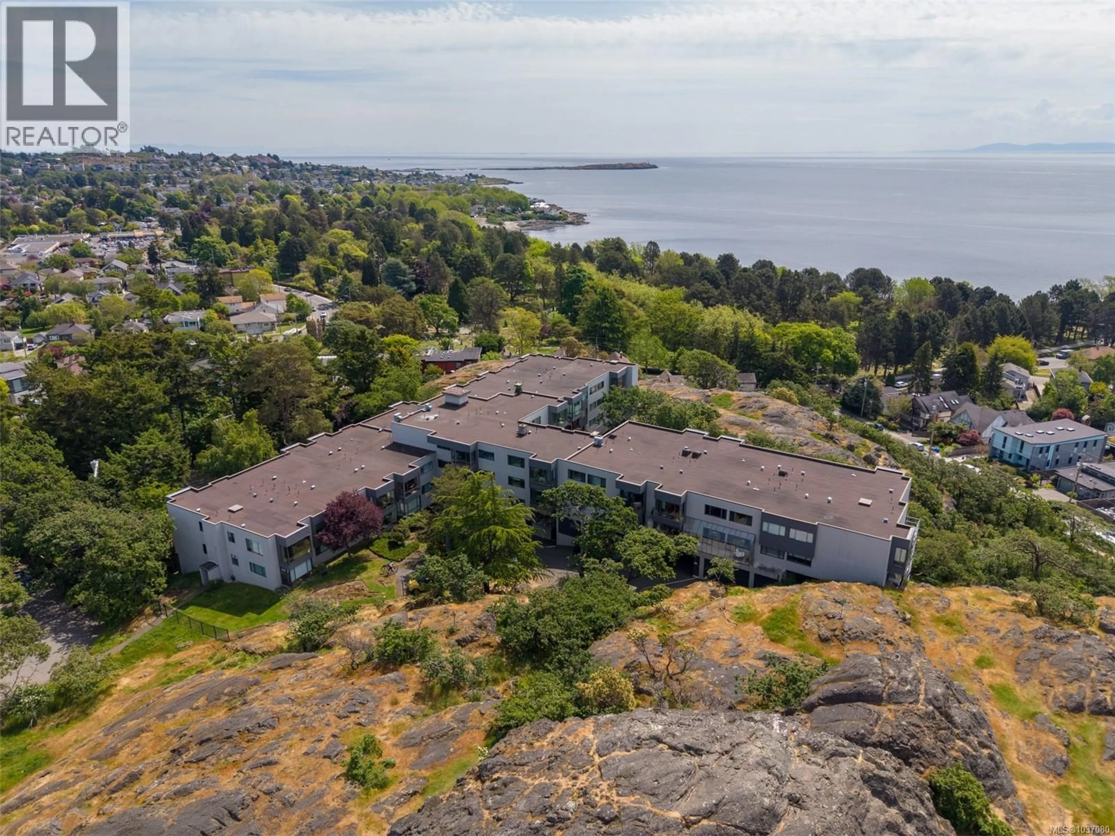 A pic from outside/outdoor area/front of a property/back of a property/a pic from drone, unknown for 406 - 1433 FAIRCLIFF LANE, Victoria British Columbia V8S3J6