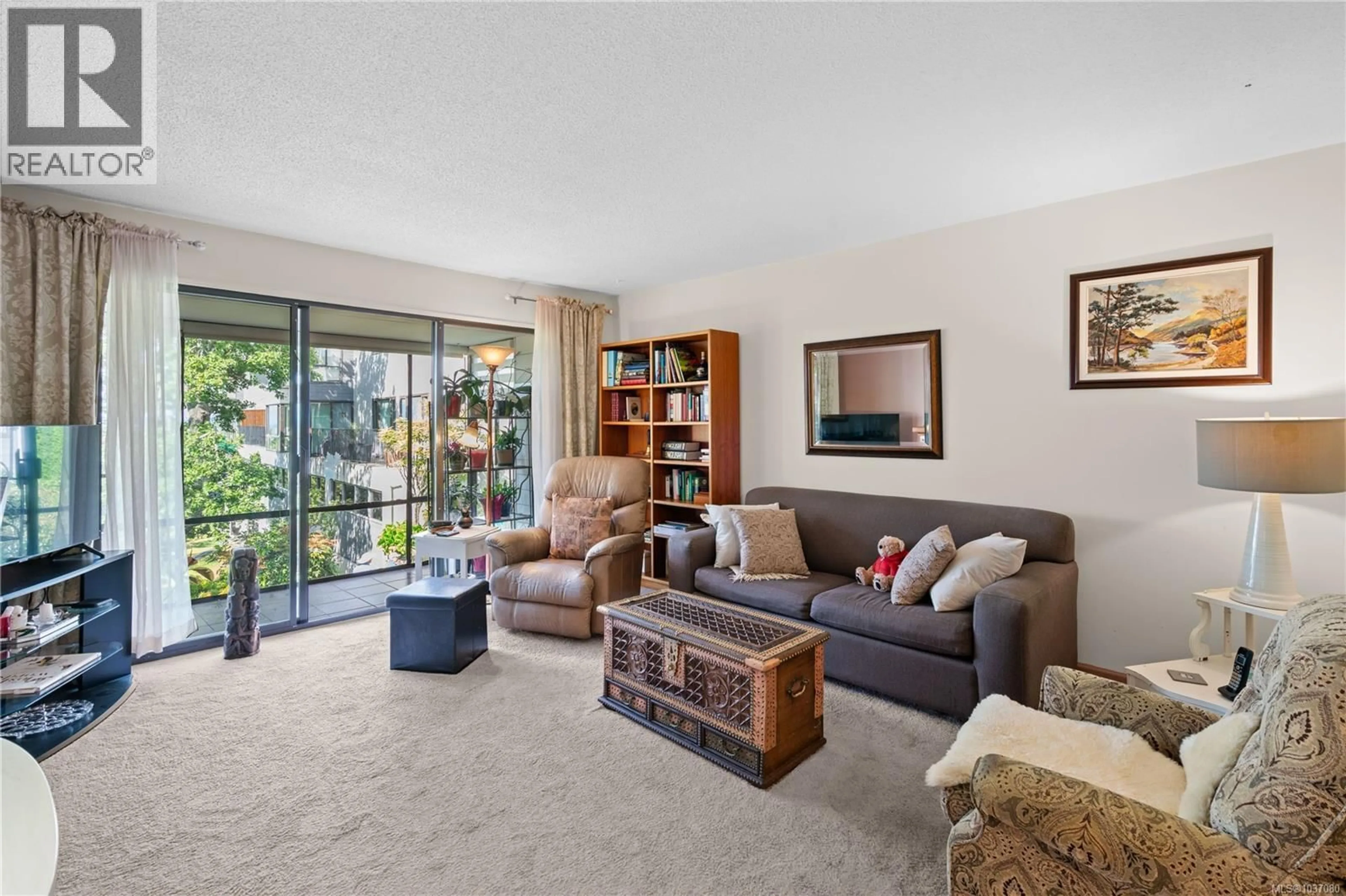 Living room with furniture, unknown for 406 - 1433 FAIRCLIFF LANE, Victoria British Columbia V8S3J6