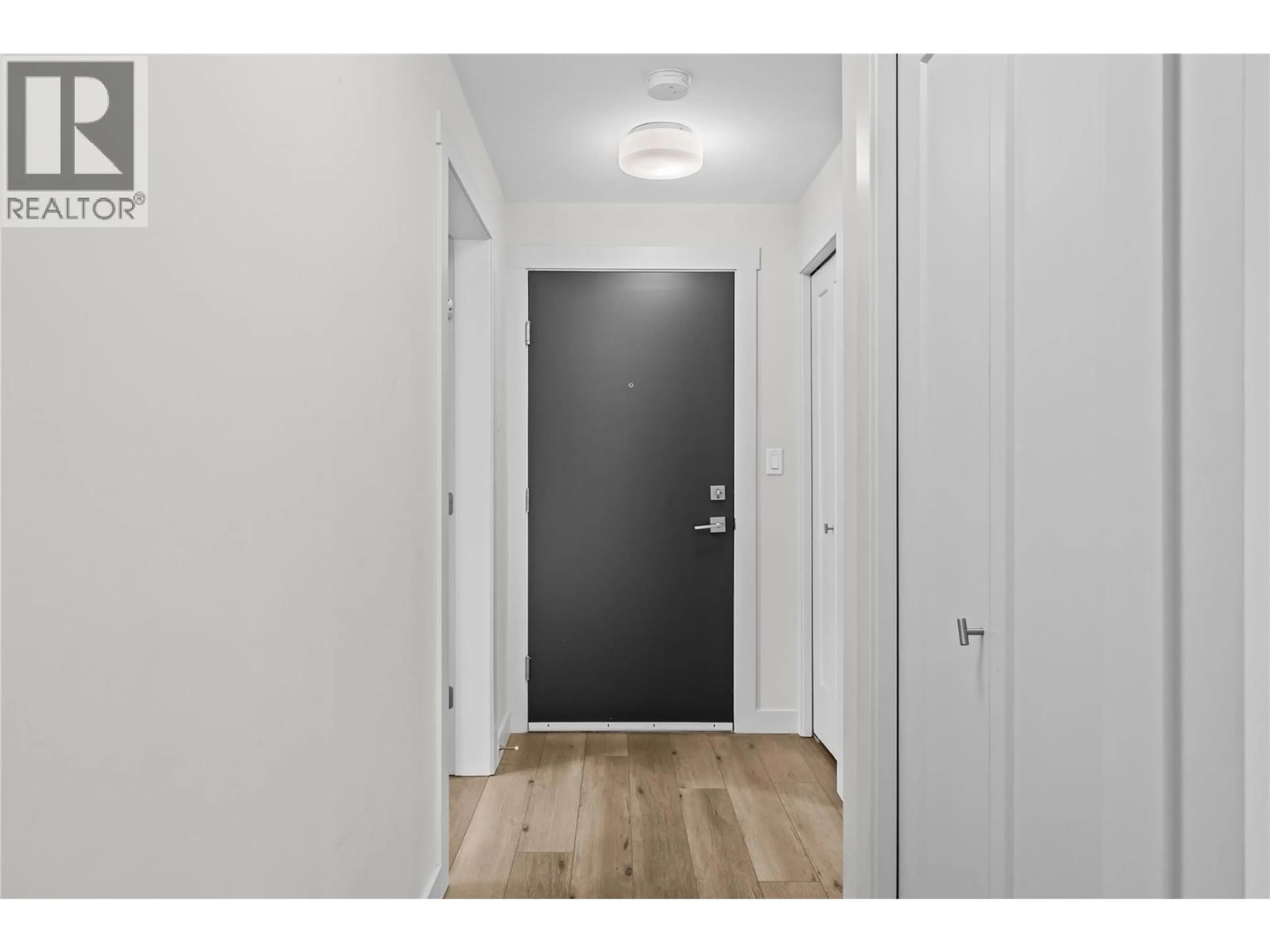 Indoor entryway for 406 - 3638 MISSION SPRINGS DRIVE, Kelowna British Columbia V1W0B3