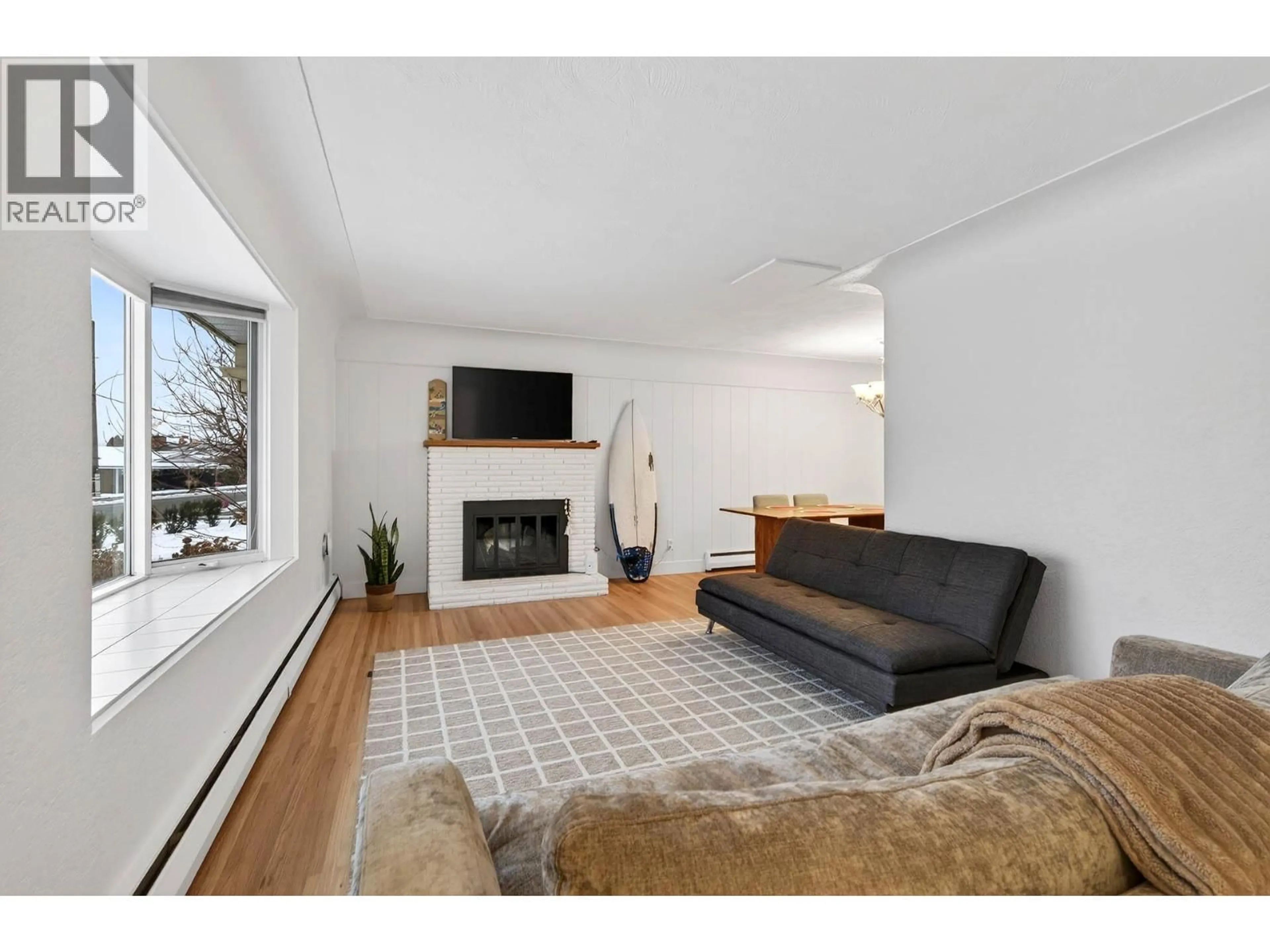 Living room with furniture, unknown for 939 MCMURDO DRIVE, Kamloops British Columbia V2C3G6